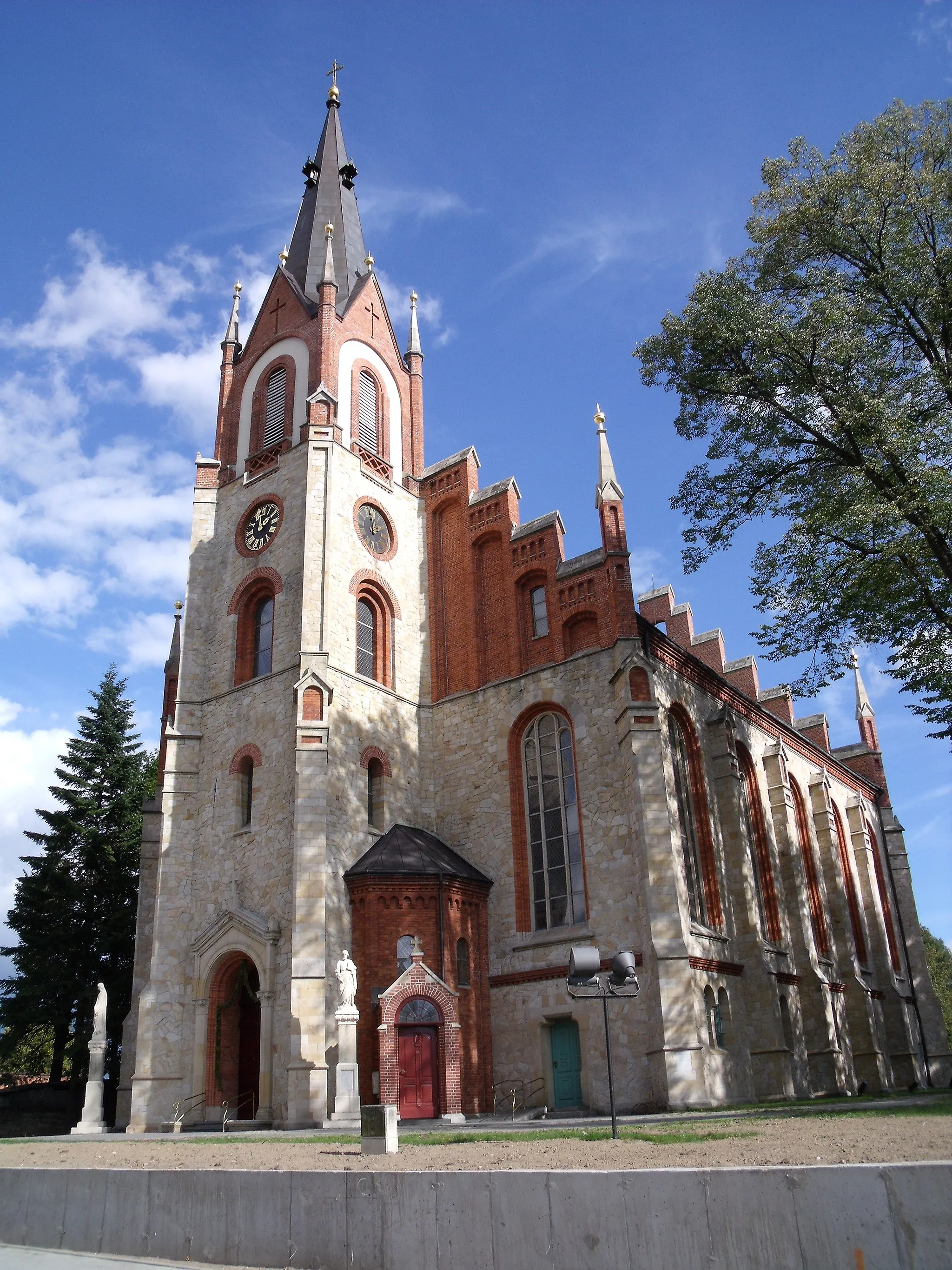 Photo showing: Orzesze Woszczyce, ul. Jana Długosza - zespół zabudowy kościoła p.w. Świętych Piotra i Pawła: kościół od frontu (zabytek nr A 219/07 z 30.10.2007)