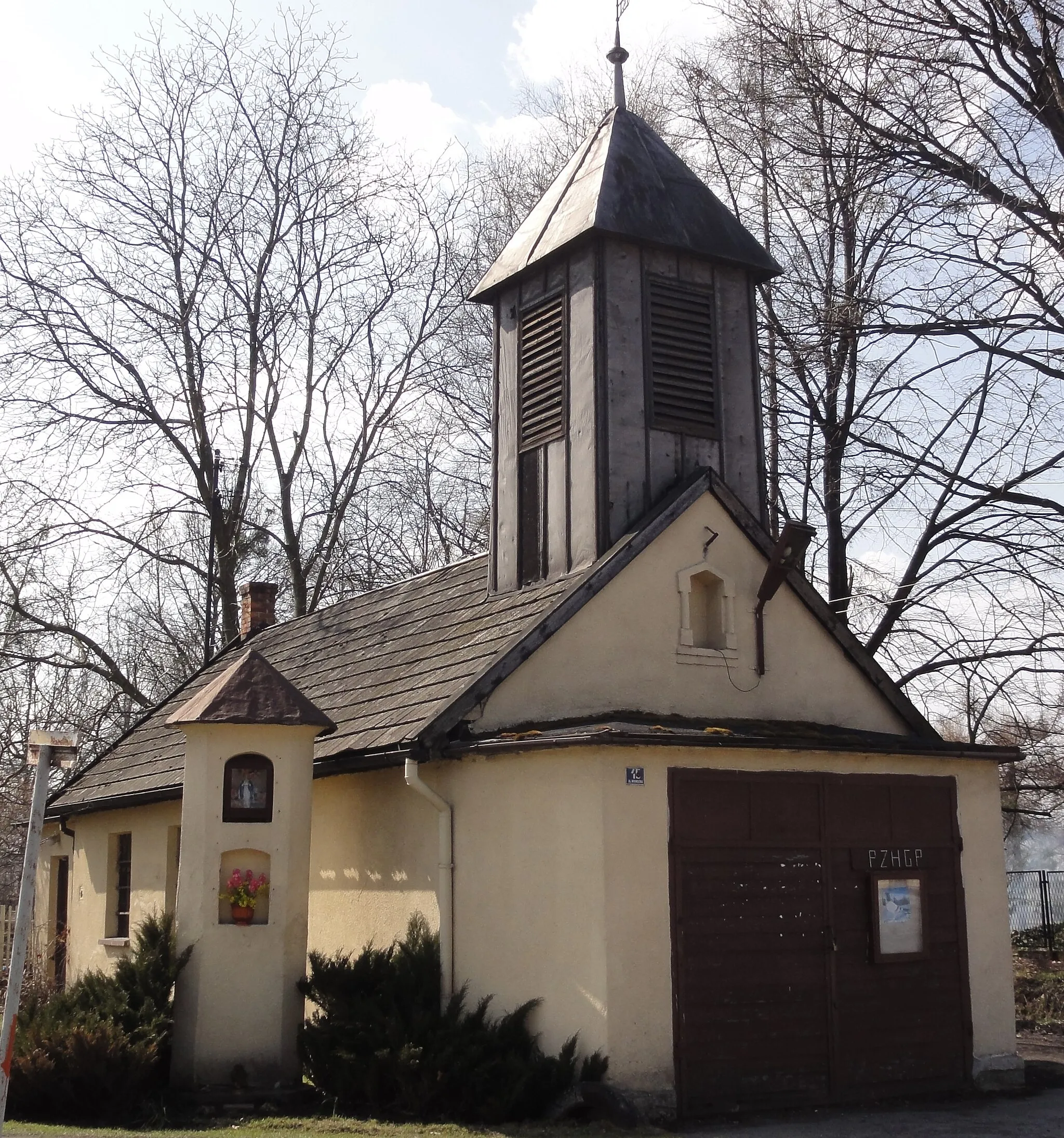 Photo showing: Chapel in Zbytków and former fire station