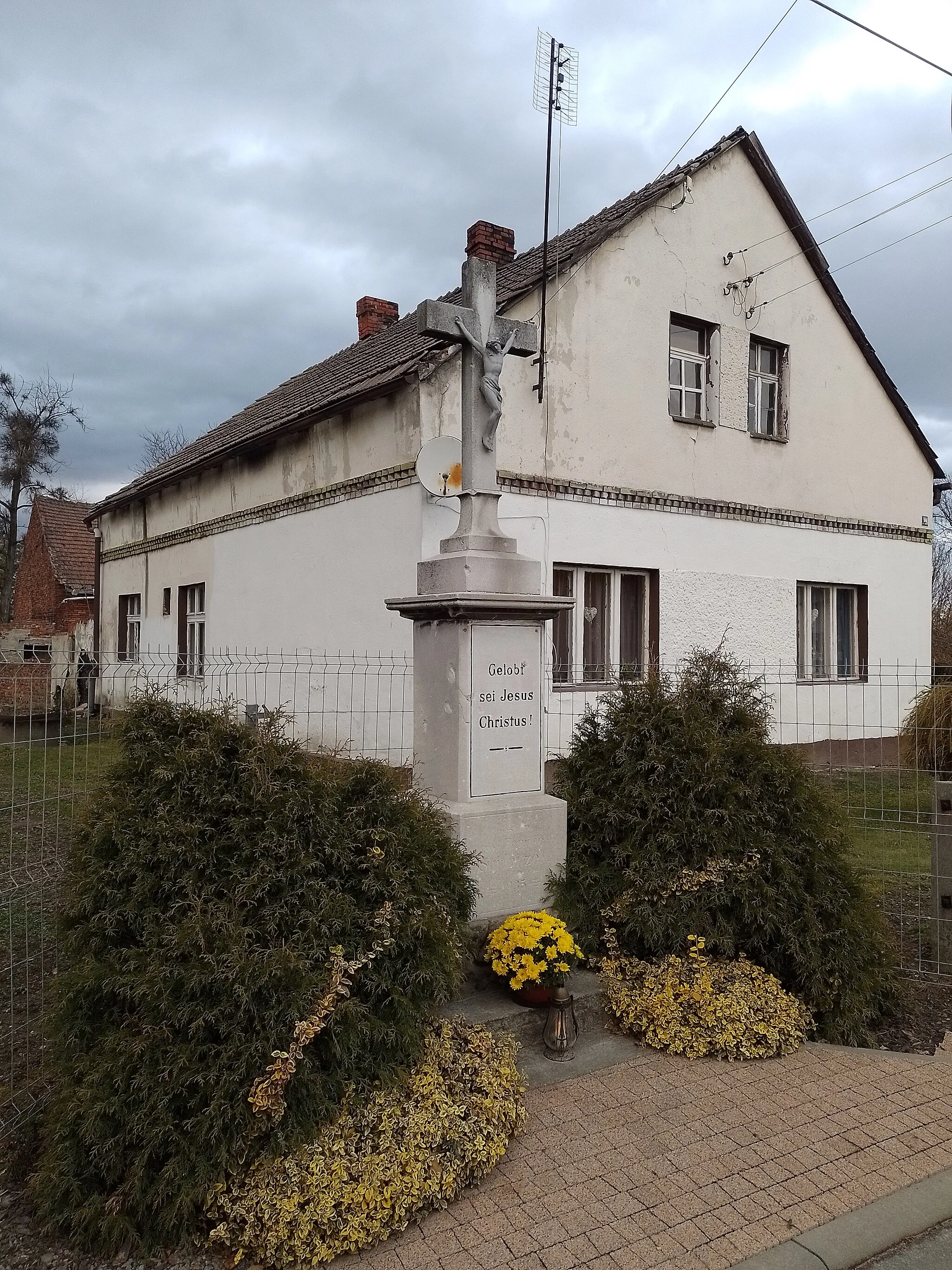 Photo showing: A roadside cross at the house No. 58 on Długa Street in Zabełków, Upper Silesia, Poland