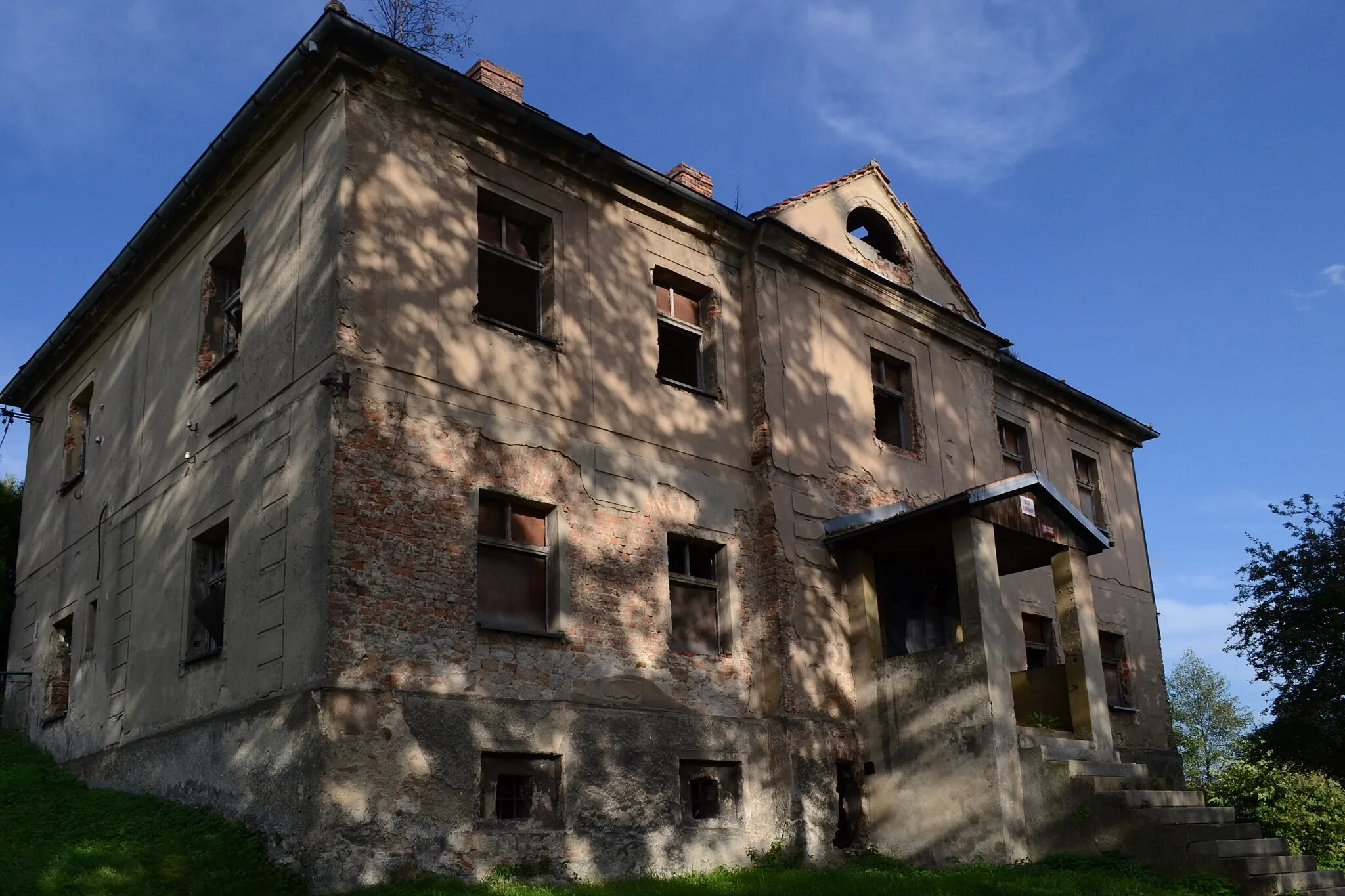 Photo showing: Dawna plebania z XIX w. Budynek w stylu klasycystycznym, zdewastowany.
Połomia, Mszana