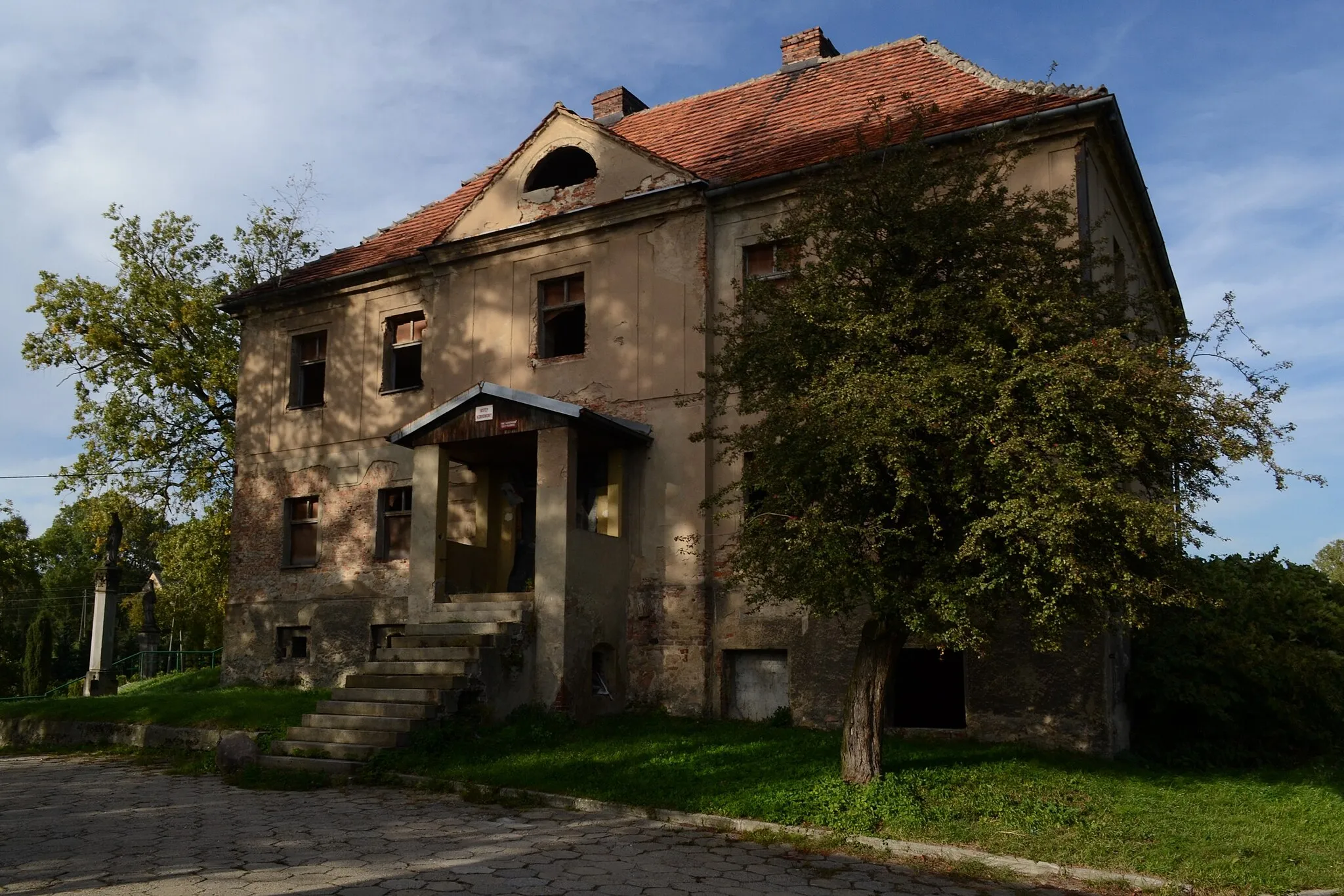 Photo showing: Dawna plebania z XIX w. Budynek w stylu klasycystycznym, zdewastowany.
Połomia, Mszana