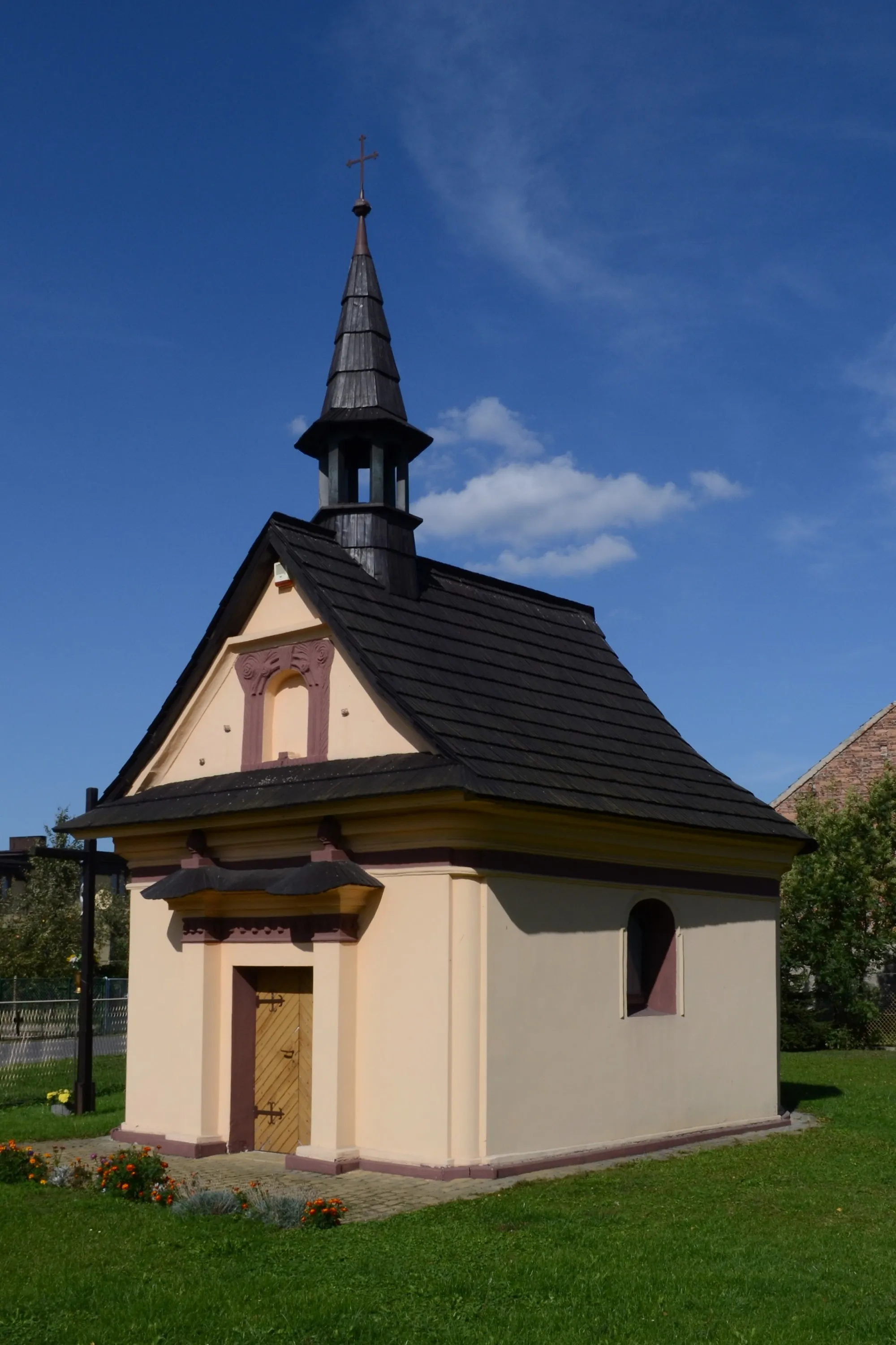 Photo showing: Kaplica p. w. Świętej Rodziny znajdująca się w Olzie, przy ulicy Wiejskiej
Olza, ul. Wiejska (naprzeciw domu nr 5), Gorzyce