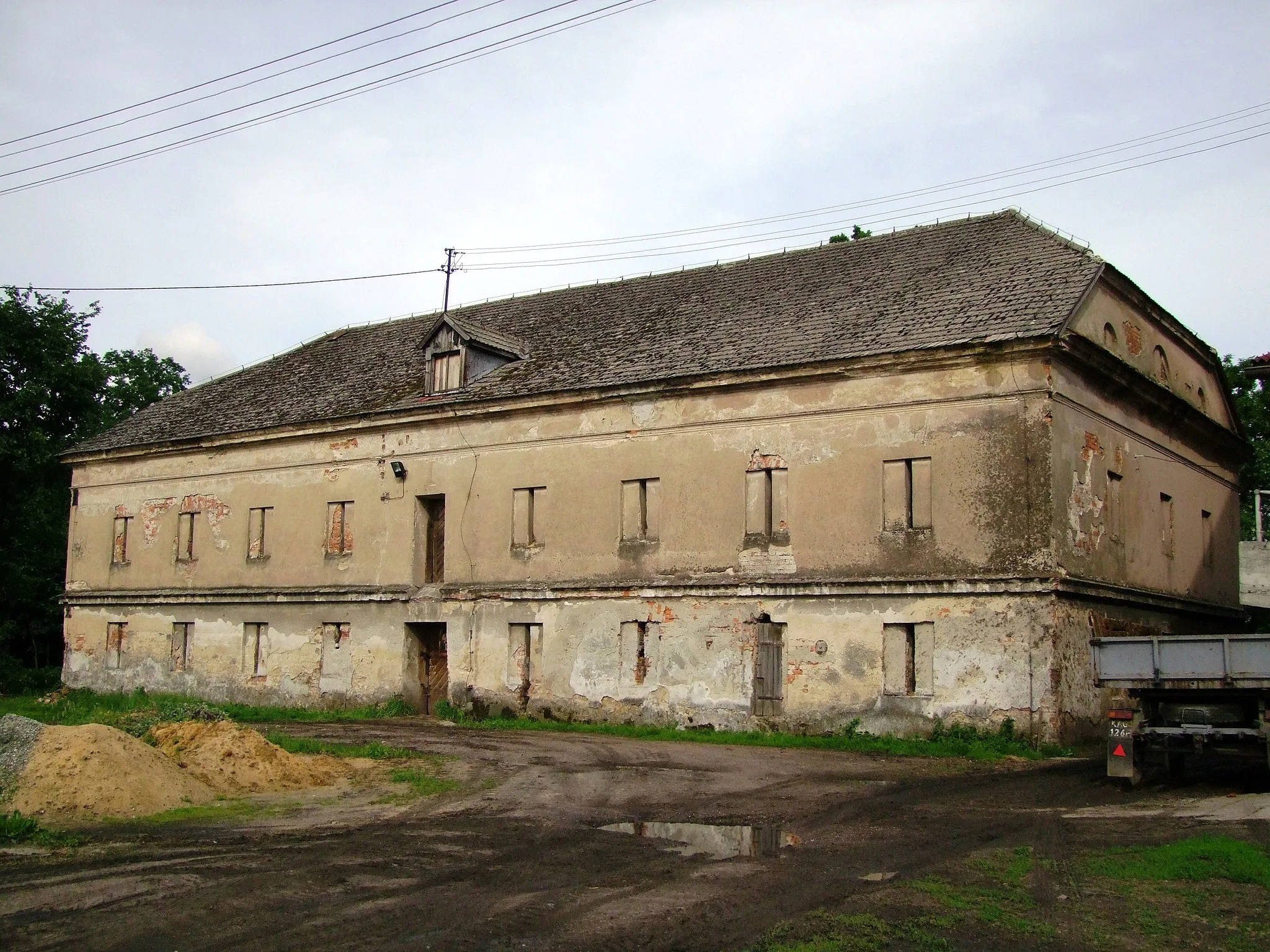 Photo showing: Granary in Mizerów. Side view.