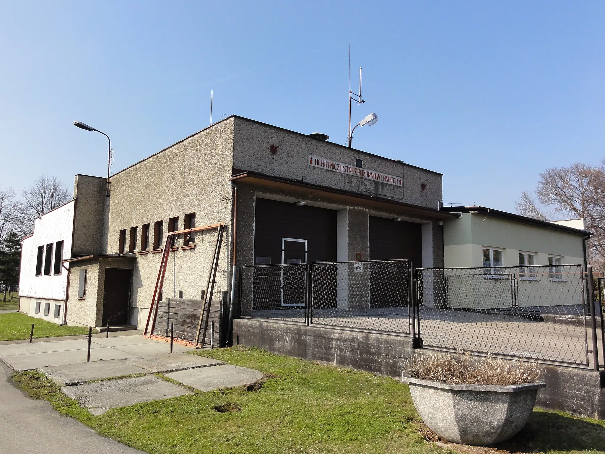 Photo showing: Fire station in Landek
