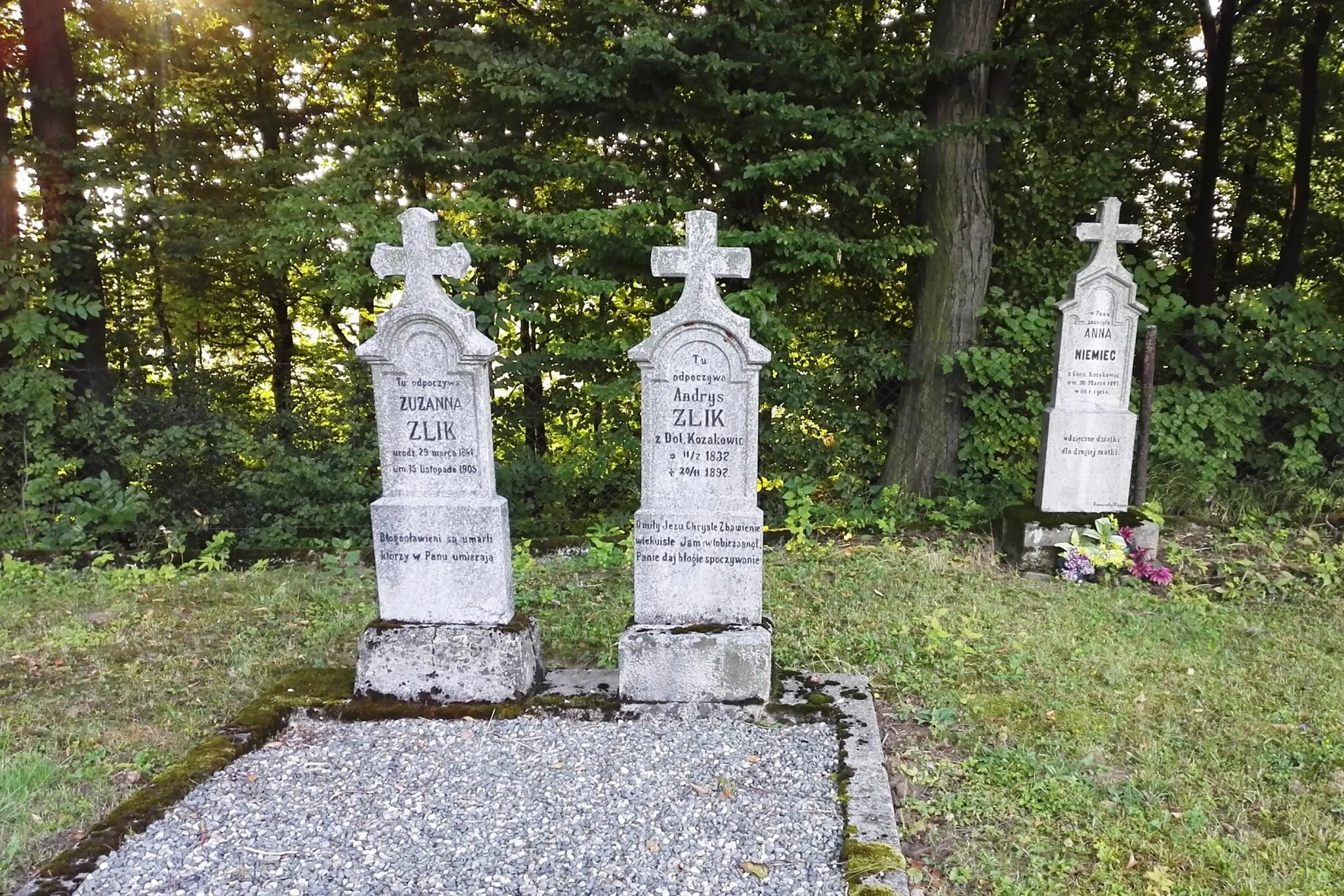 Photo showing: Three old graves of Lutheran Cemetery in Kozakowice Dolne. Gravestones to Andrys (Andrzej) Źlik, Zuzanna Źlik and Anna Niemiec.