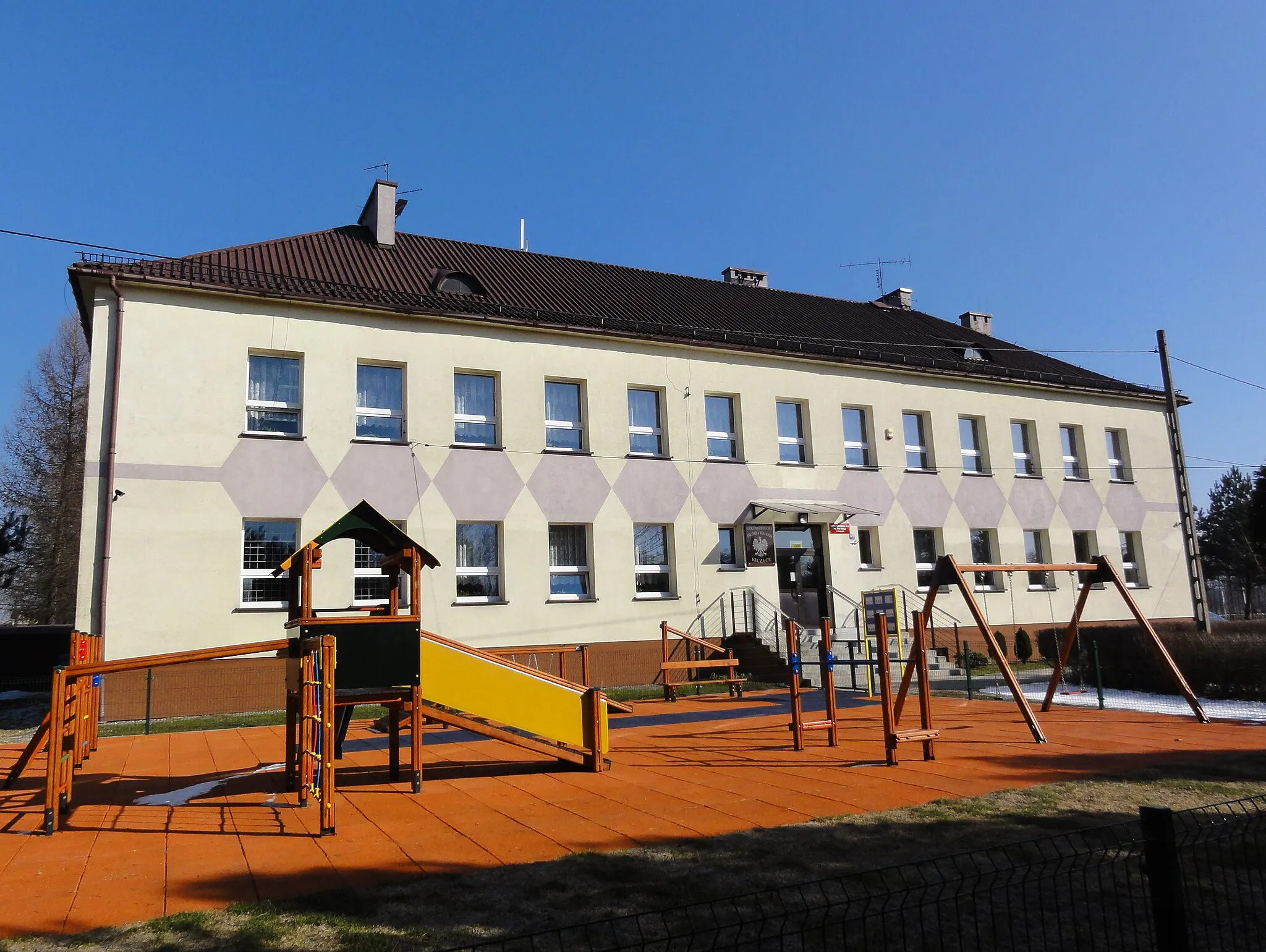 Photo showing: Elementary School of White Eagle in Kiczyce