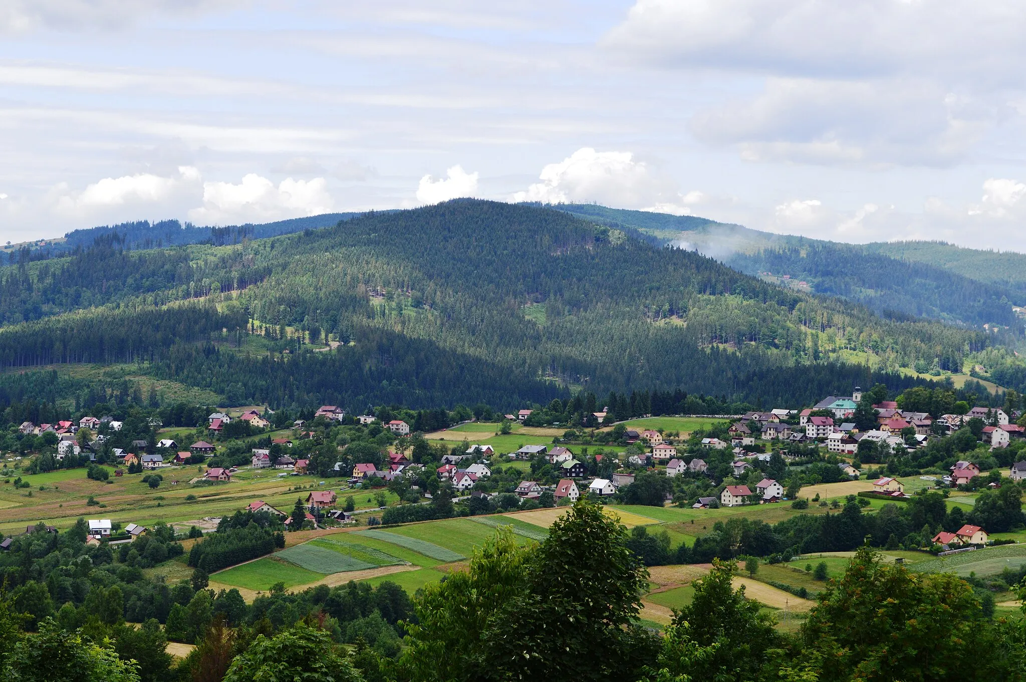 Photo showing: View of Istebna, Poland. The Scotch Mist Gallery contains many photographs of historic buildings, monuments and memorials of Poland.