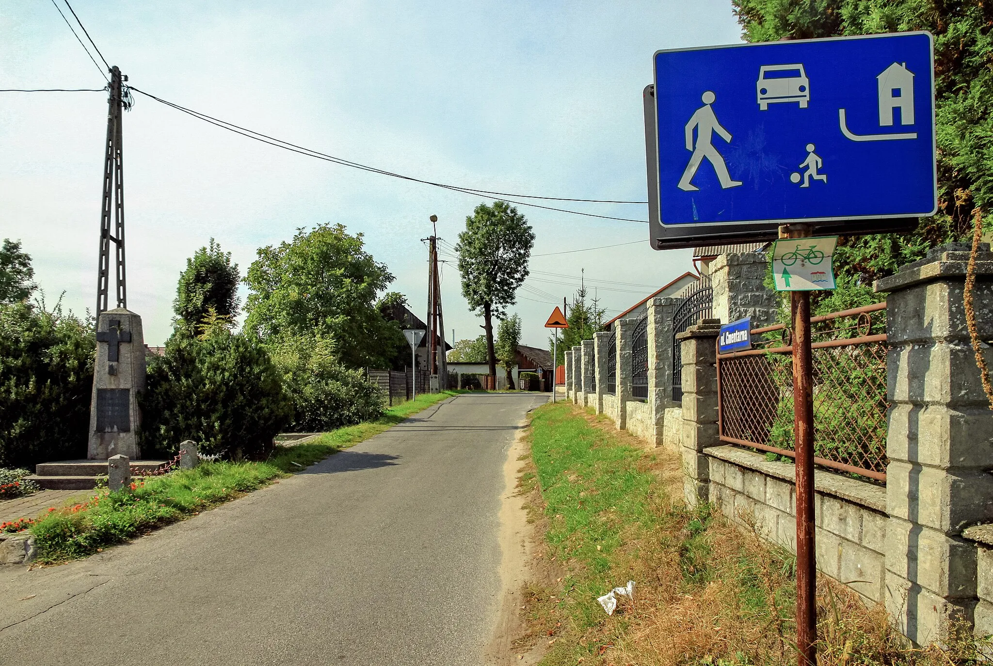 Photo showing: Cmentarna Street from 1 Maja Street. Gołkowice, Silesian Voivodeship, Poland.