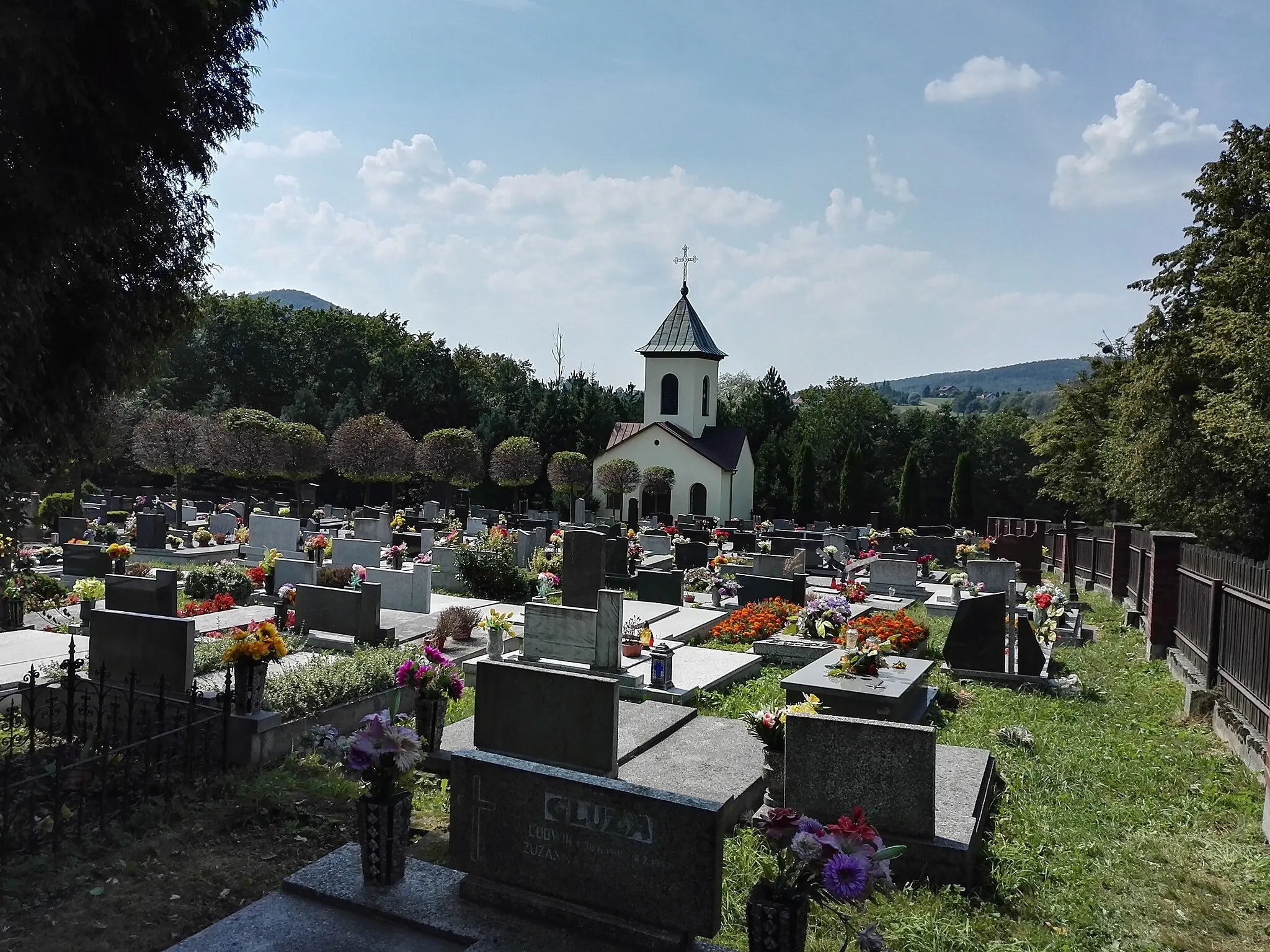 Photo showing: Cisownica. Lutheran cemetery with chapel.