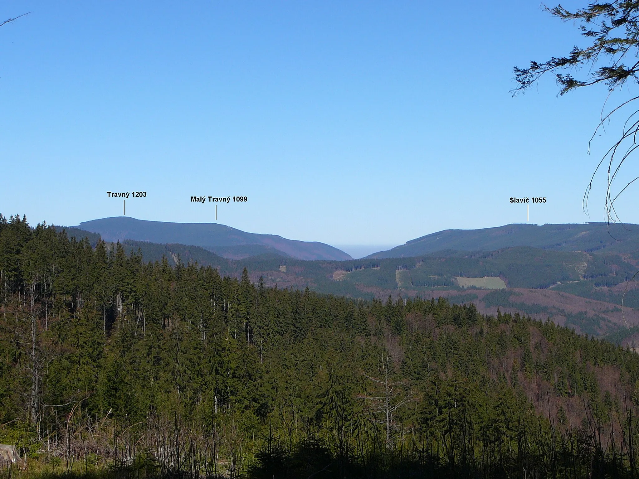 Photo showing: Pohled z Velkého Polomu (1067 m) na Travný a Slavíč