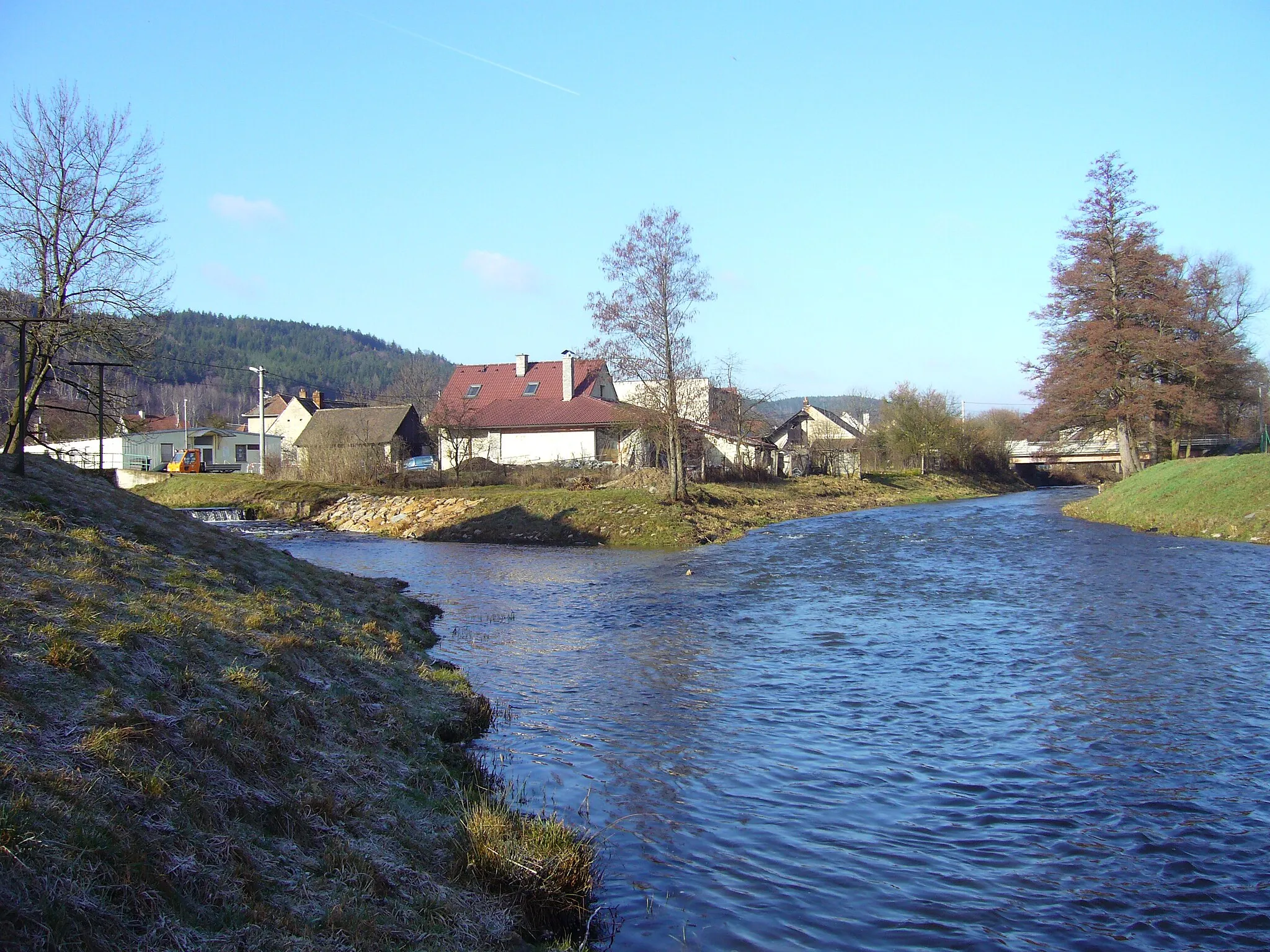 Photo showing: Confluence of Libochovka (left) and Bobrůvka in Dolní Loučky vilage

Camera location 49° 21′ 37.16″ N, 16° 21′ 22.79″ E View this and other nearby images on: OpenStreetMap 49.360323;   16.356331