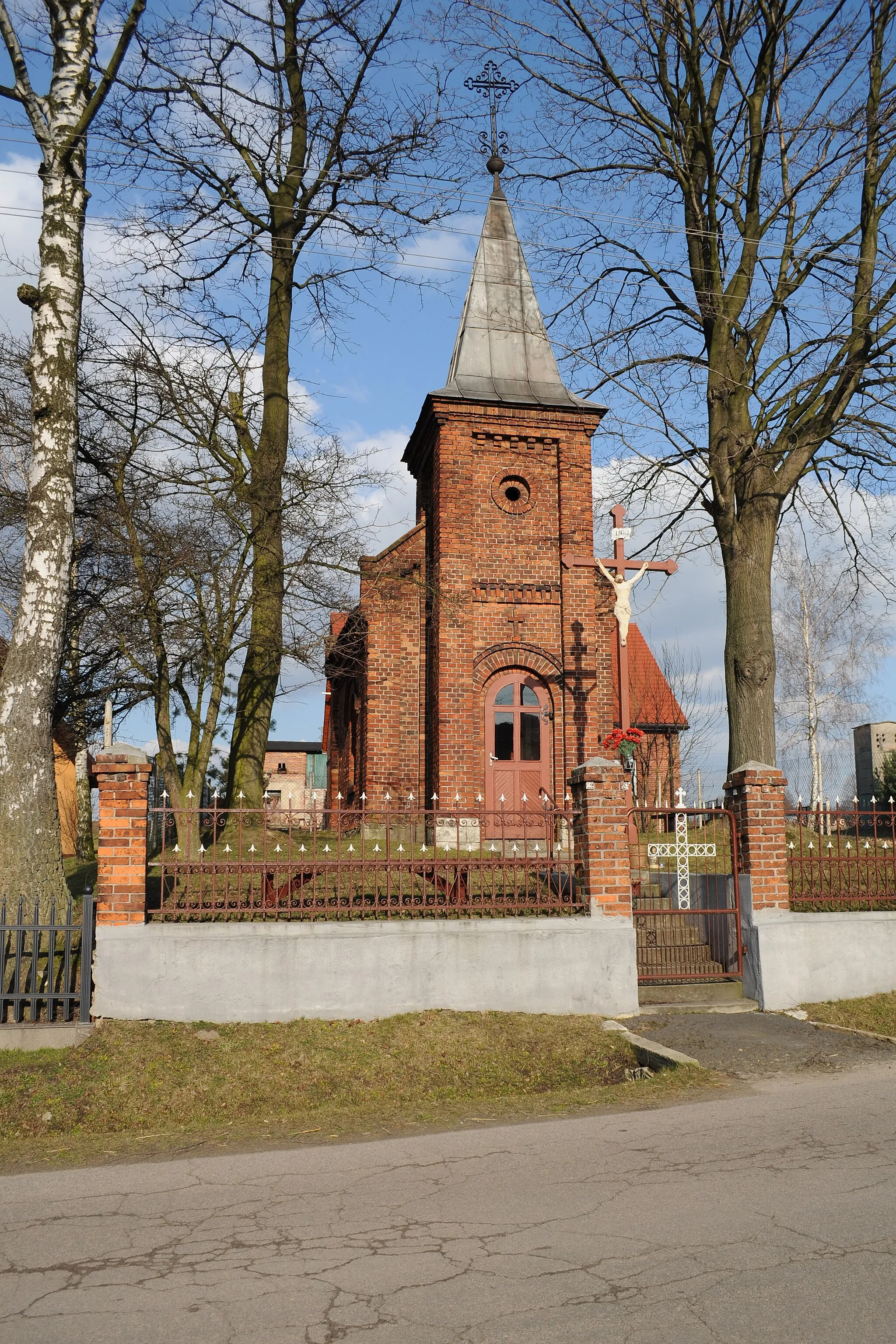 Photo showing: Łubki. Neogotycka kaplica.