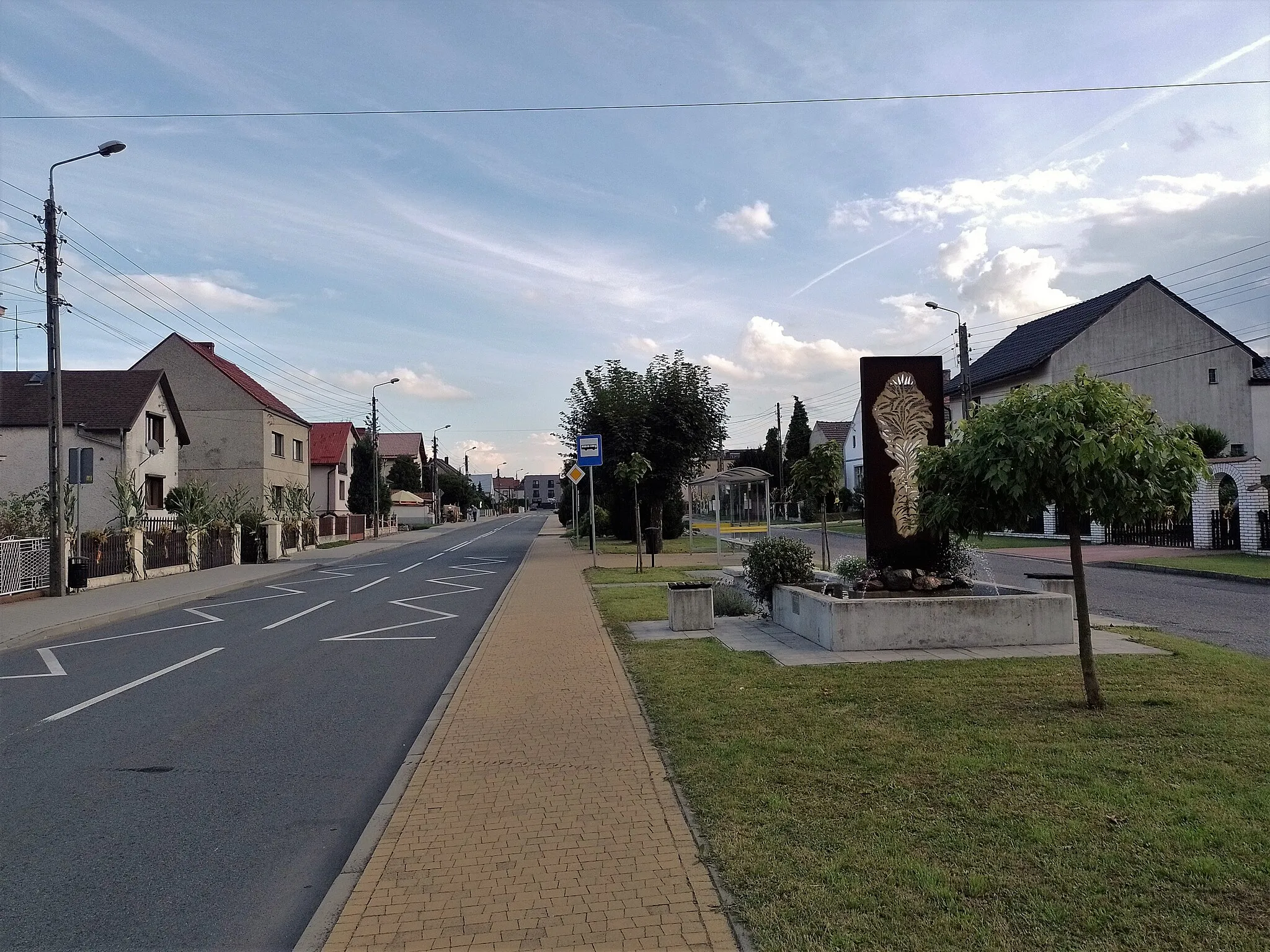 Photo showing: Main square with the "Gold Ear" Monument in Tworków, Upper Silesia, Poland