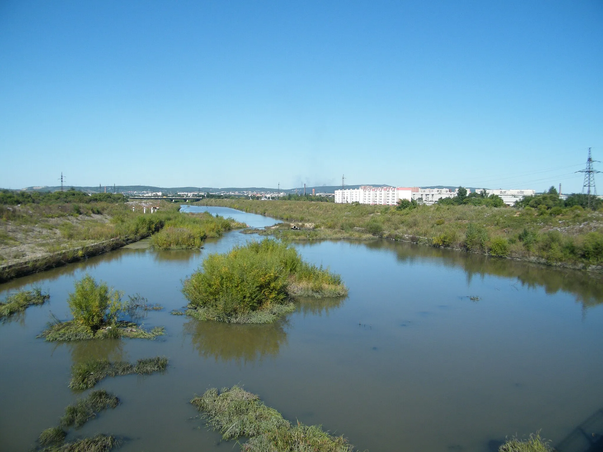 Photo showing: Rakovka River in Ussuriysk, bridge on Pushkin Street at background