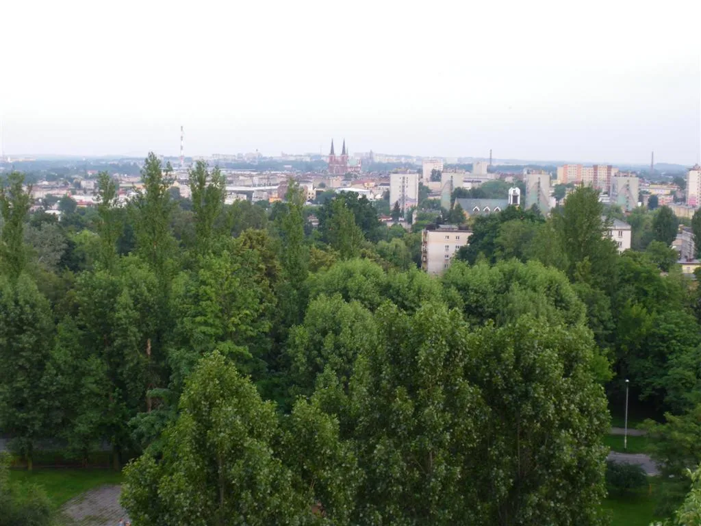 Photo showing: Tysiąclecie ("Zielone" osiedle) w Częstochowie.
w oddali śródmieście (za tymi wieżowcami w kolorach tęczy).