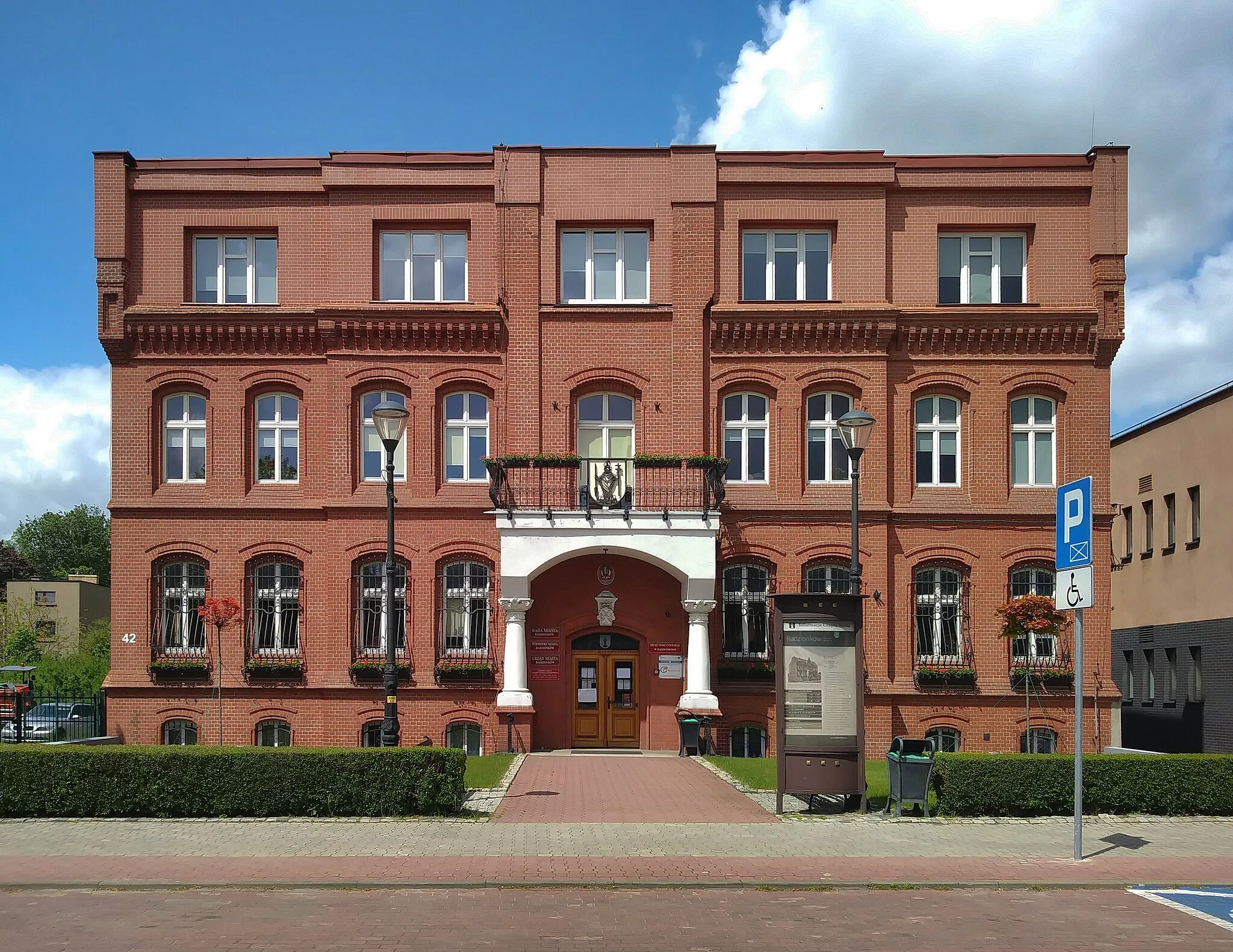 Photo showing: Urząd Miasta w Radzionkowie, a także siedziba burmistrza, Rady Miasta oraz Urząd Stanu Cywilnego, ul. Męczenników Oświęcimia 42