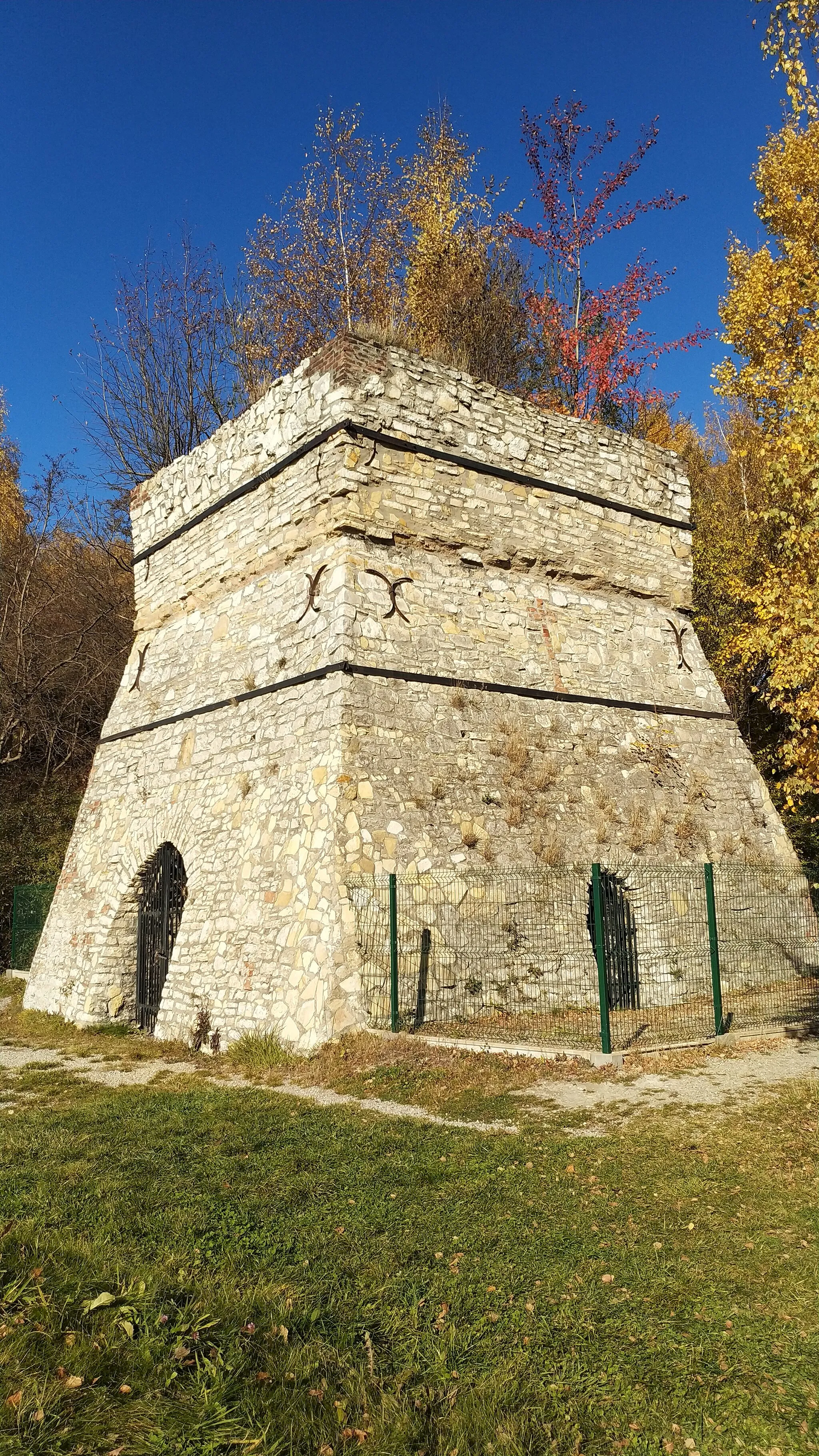 Photo showing: One of the restored historical lime kilns in the Silesian Botanical Garden in Mikolow-Mokre