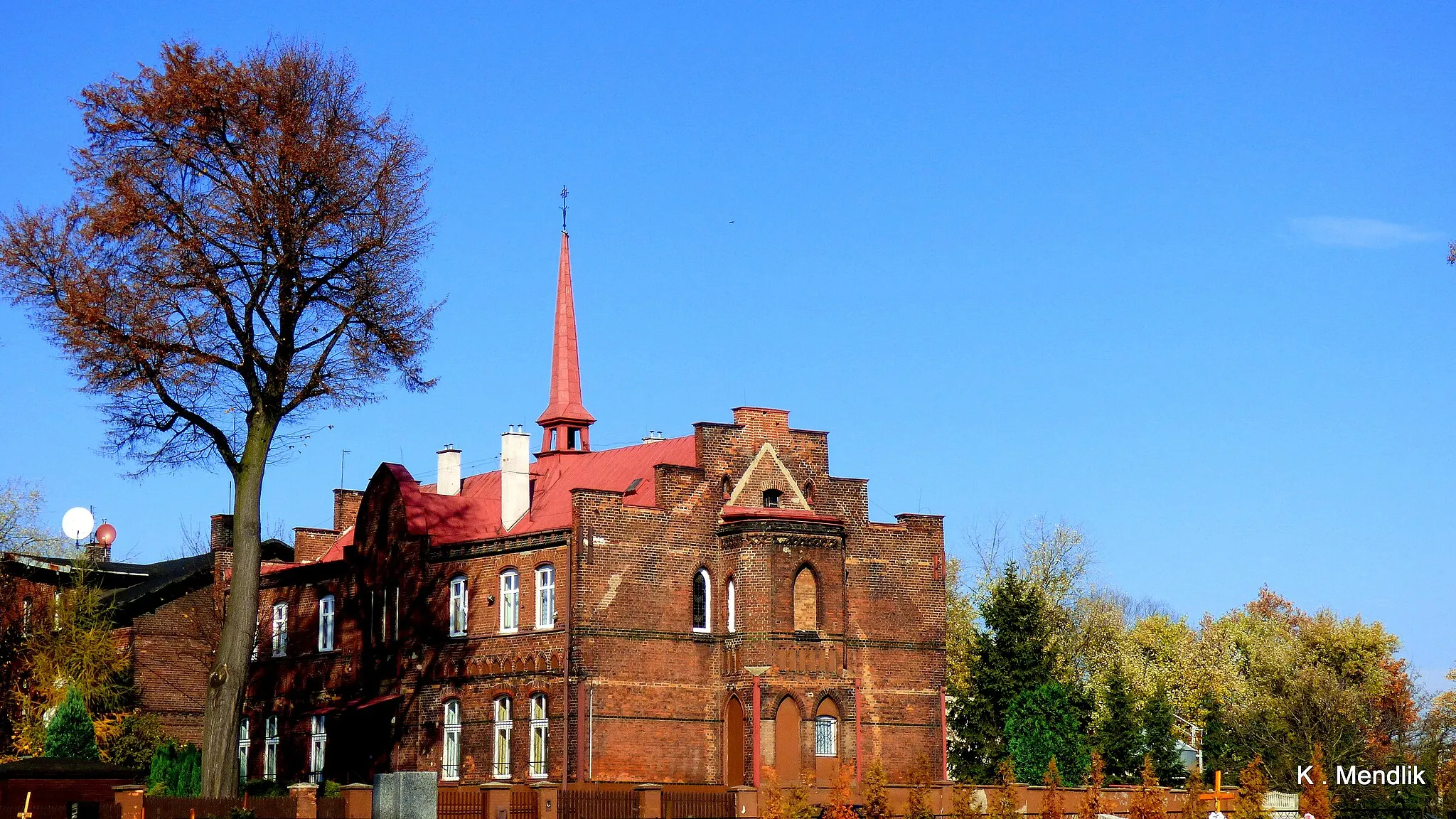 Photo showing: Widok z  cmentarza w okolicy  ,kościoła  Świętego Krzyża w Bytomiu Miechowicach, Zgromadzenie Sióstr św. Elżbiety CSSE, ul. Warszawska 31