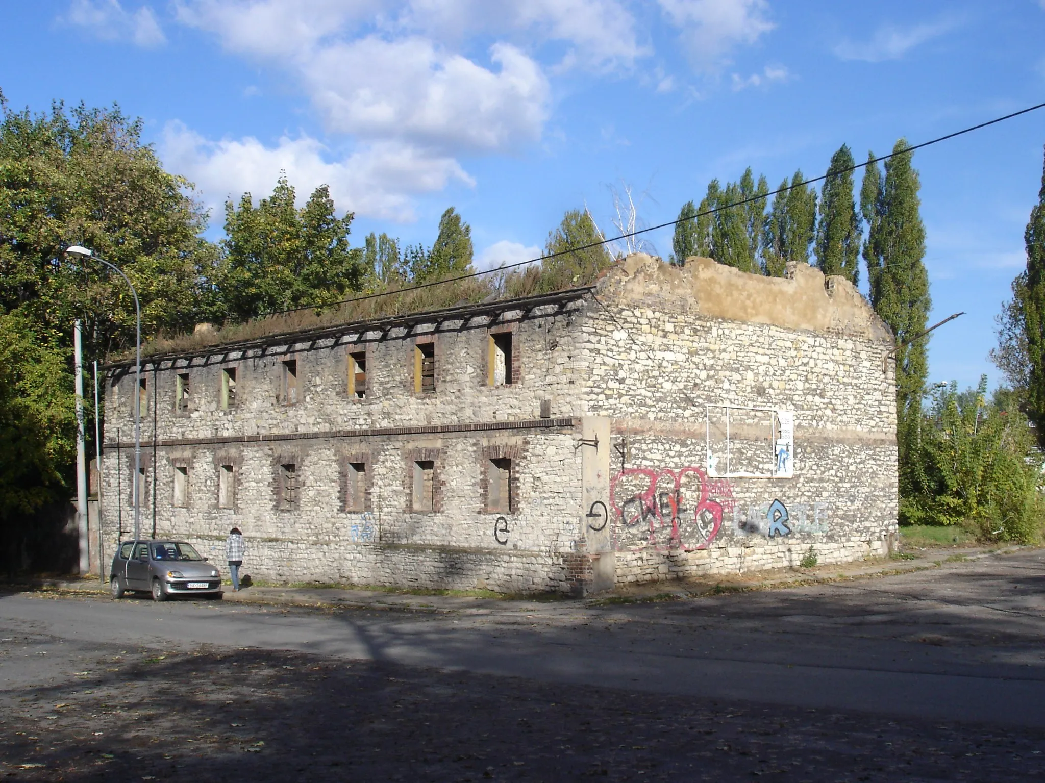 Photo showing: The demolished (in 2017) house made from limestone in the former grange complex in Bytom, Łagiewniki, św. Cyryla i Metodego 50a, former cultural heritage monument nr A/332/11 of 13.04.2011, deleted from the list.