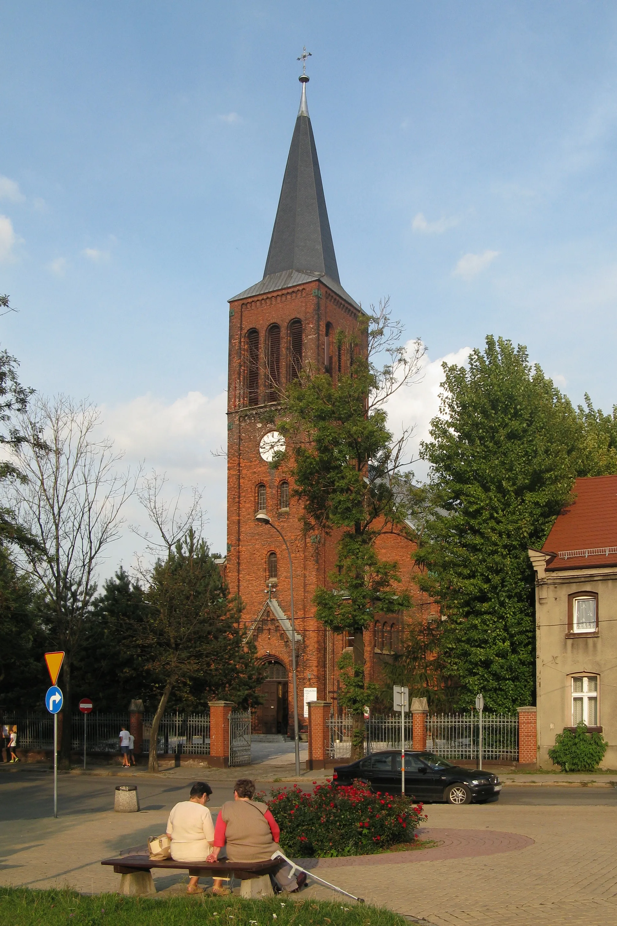 Photo showing: Kościół św. Jana Nepomucena w Bytomiu-Łagiewnikach, widok z placu Witolda Szalonka.