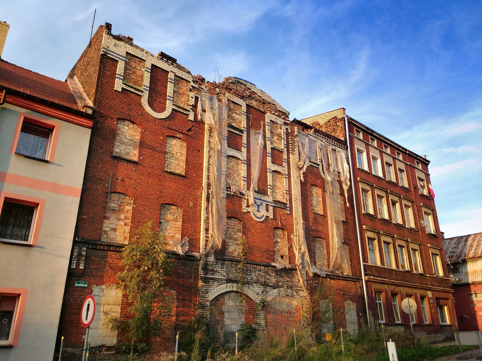 Photo showing: Bricked-up historic residential building. Tenement at Brzezińska 23, Bytom, Poland.