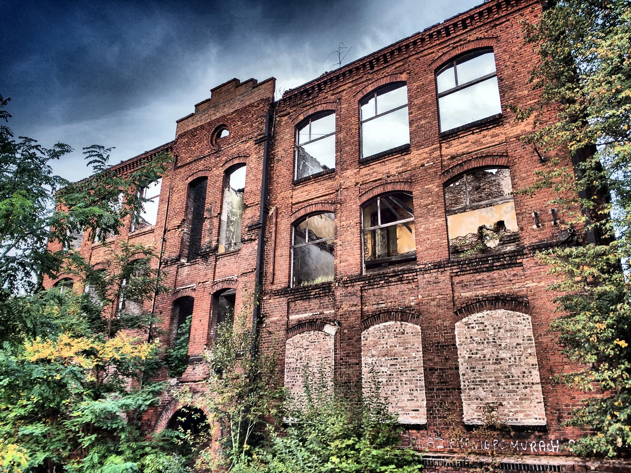 Photo showing: Abandoned building with collapsed roof. Urban exploration in Poland. Derelict former primary school - Musialika 23A, Rozbark district, Bytom, Poland.