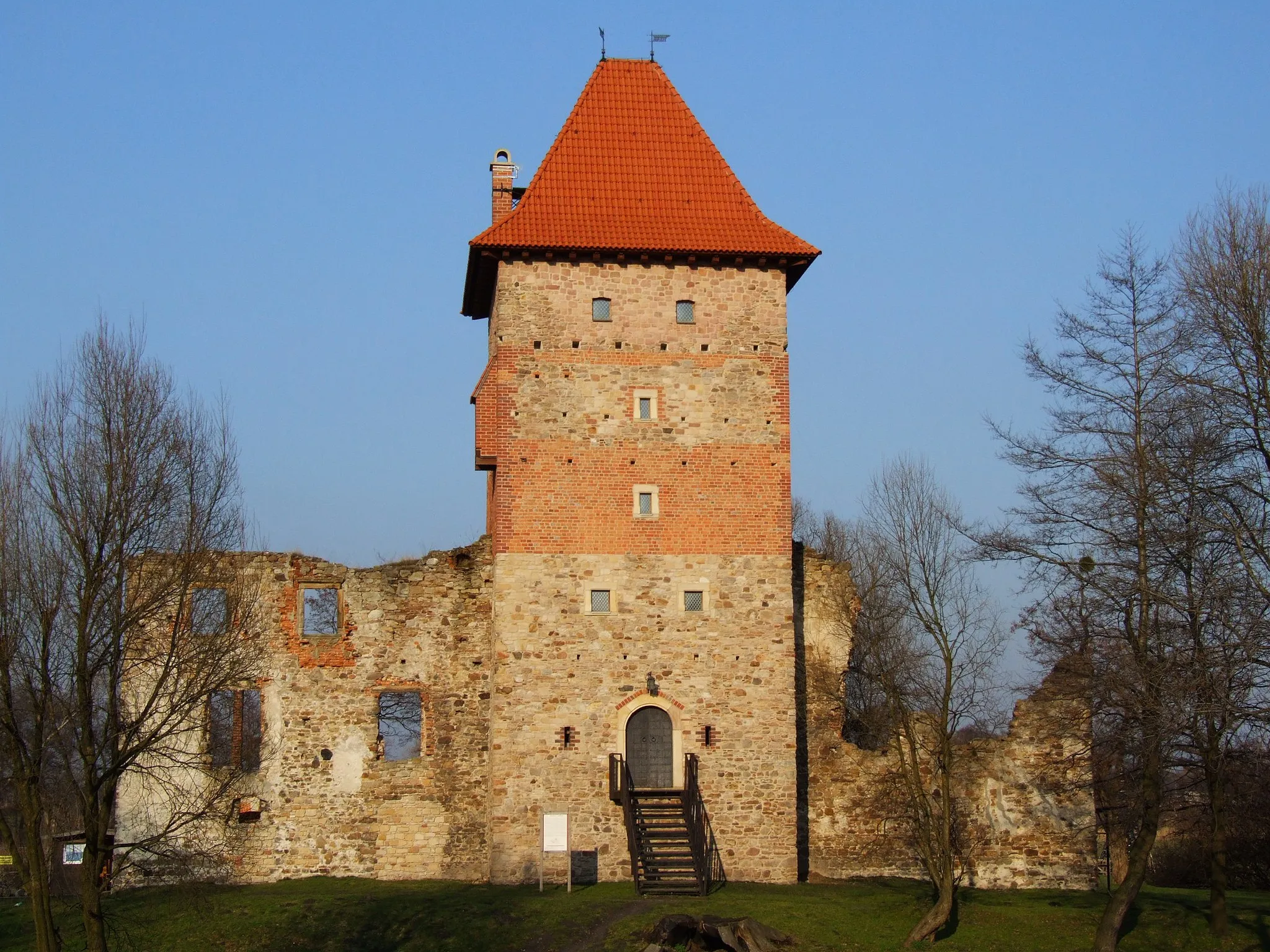 Photo showing: Chudów (Chudow, also Chutow) Castle, near Gliwice (Gleiwitz), Upper Silesia: built 1532 by and former residence of the Roman-German Silesian nobility House of Saszowski (historically also spelled Saschowsky, Sassowski, Szaszowski, Schaschowsky and Schaszowsky) of Saszow, Geraltowitz and Palczowitz; including its branch/descendants alias Geraltowsky (Gierałtowski) and Palczowski (Palczewski). Members of the House were also for a long period of time Burgraves of Kraków (former capital of Poland), as well as progenitor of the Saszor / Orla (Eagle) clan arms of the Kingdom of Poland.