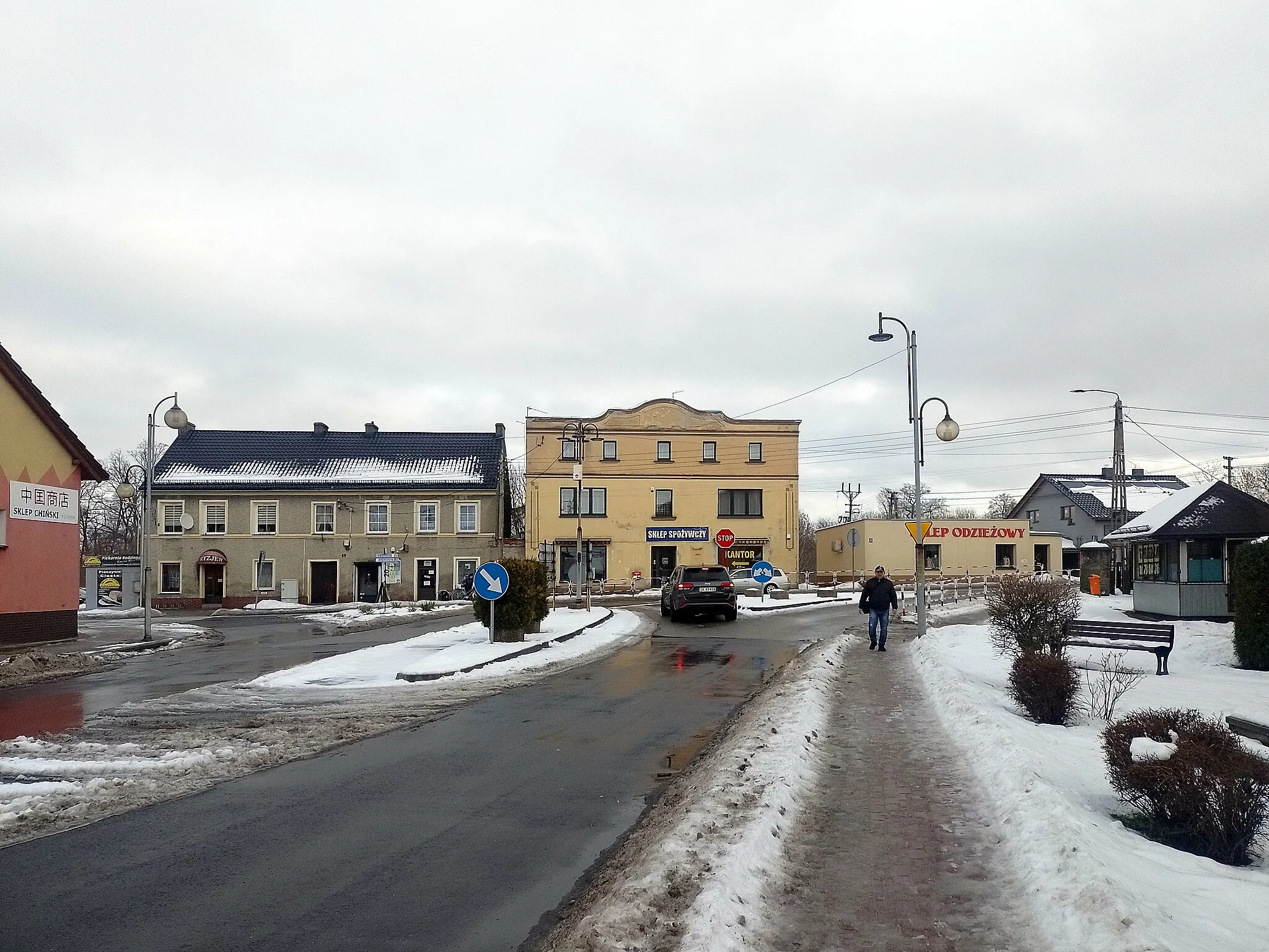 Photo showing: Intersection in the center of Kuźnia Raciborska, Upper Silesia, Poland