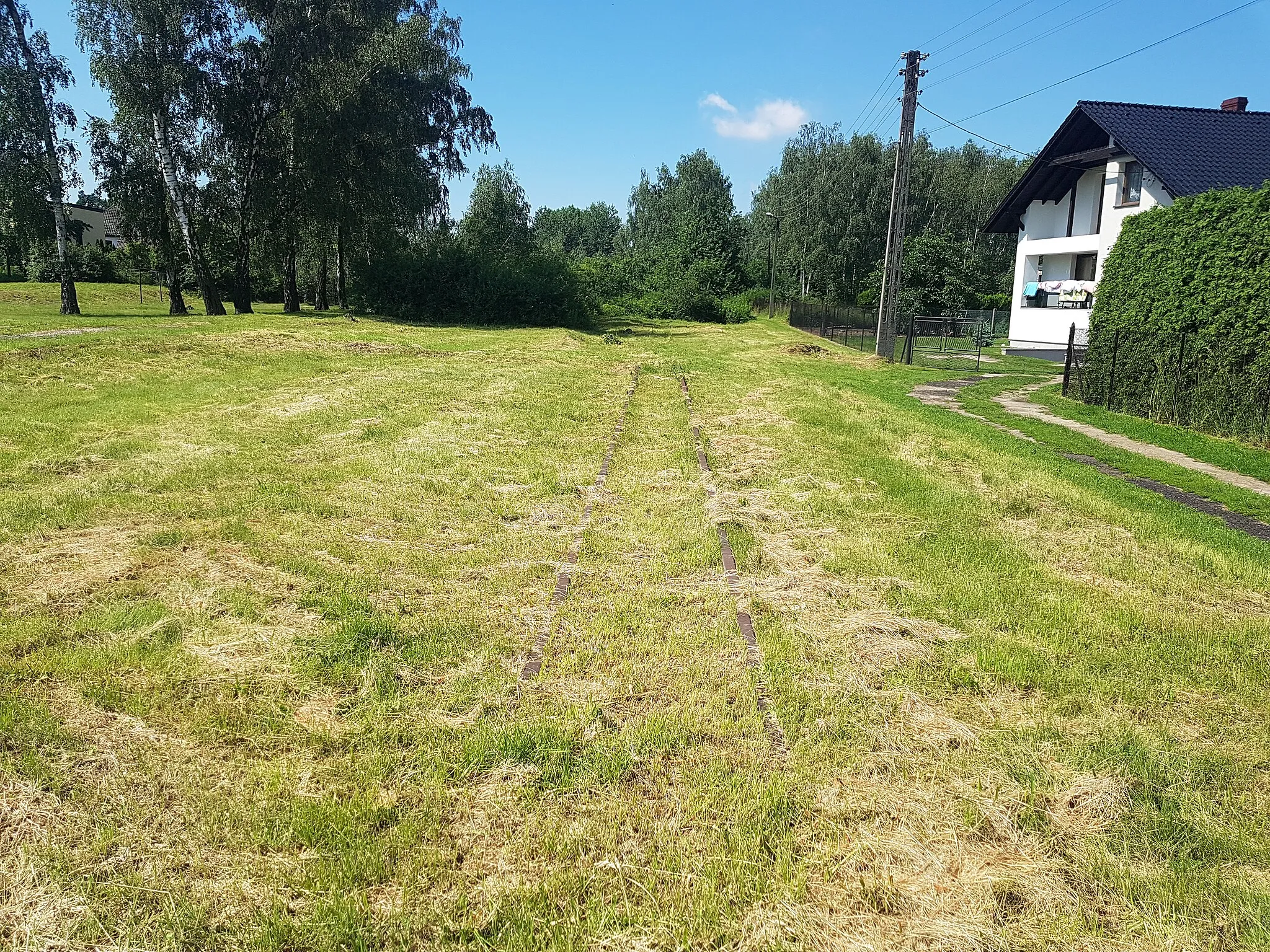 Photo showing: Wjazd od strony Gliwic na dawną stację kolei wąskotorowej w Babicach