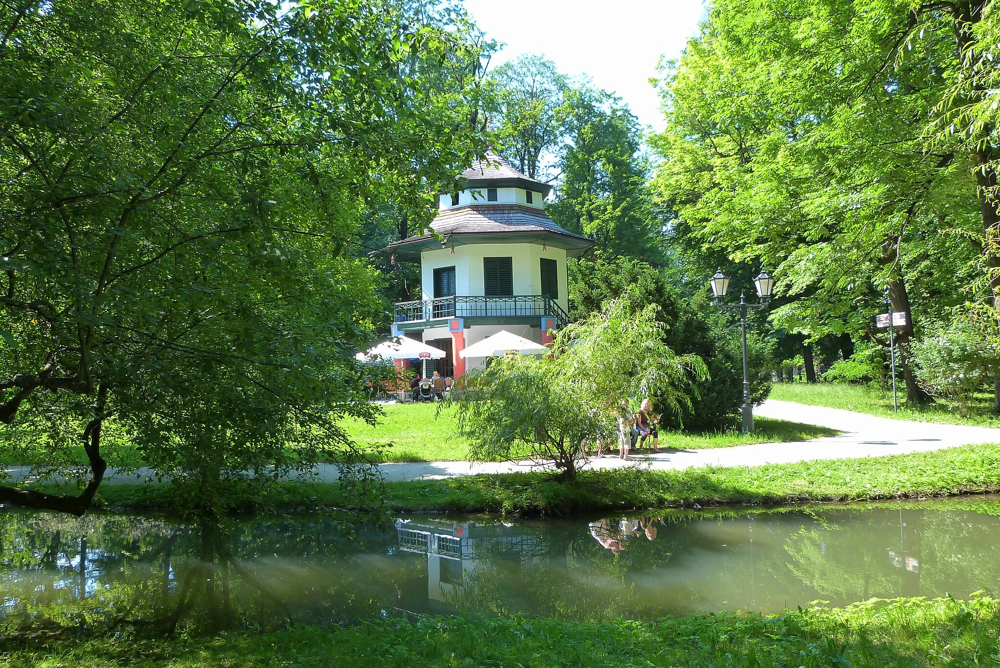 Photo showing: Domek Chiński – zabytkowa altana położona w żywieckim parku, wybudowana w drugiej połowie XVIII wieku przez Wielopolskich.