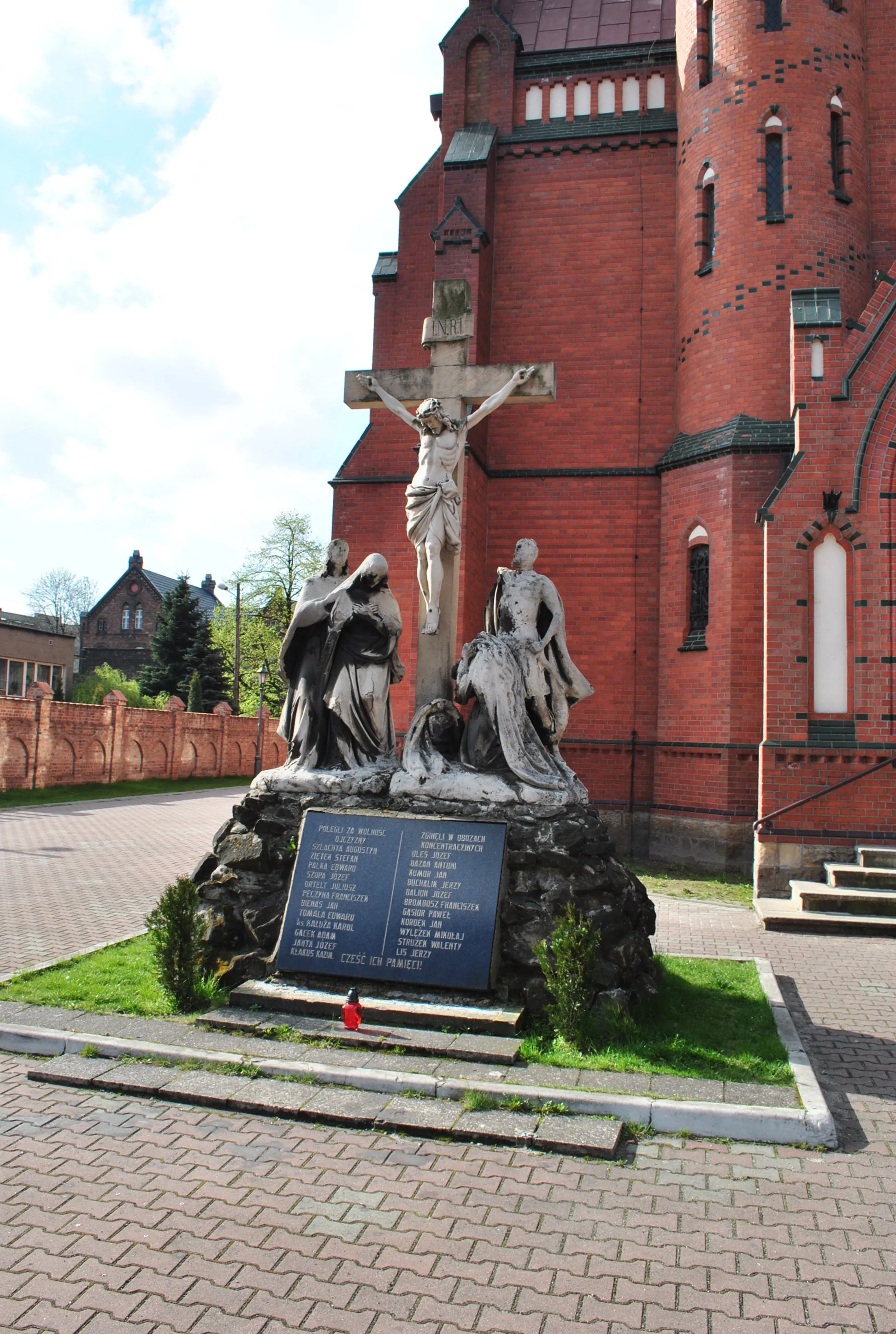 Photo showing: Katowice - Załęże. Pomnik (krzyż z tablicą), upamiętniający poległych o wolność ojczyzny w okresie powstań śląskich i zgładzonych w hitlerowskich obozach koncentracyjnych