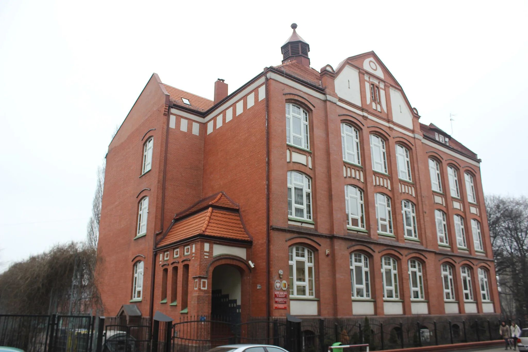 Photo showing: Chorzów - a school in Dyrekcyjna str.