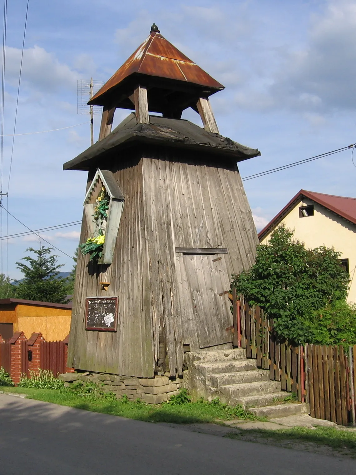 Photo showing: A wooden belfry in Szare (biult in 1784), gmina Milówka, Poland.