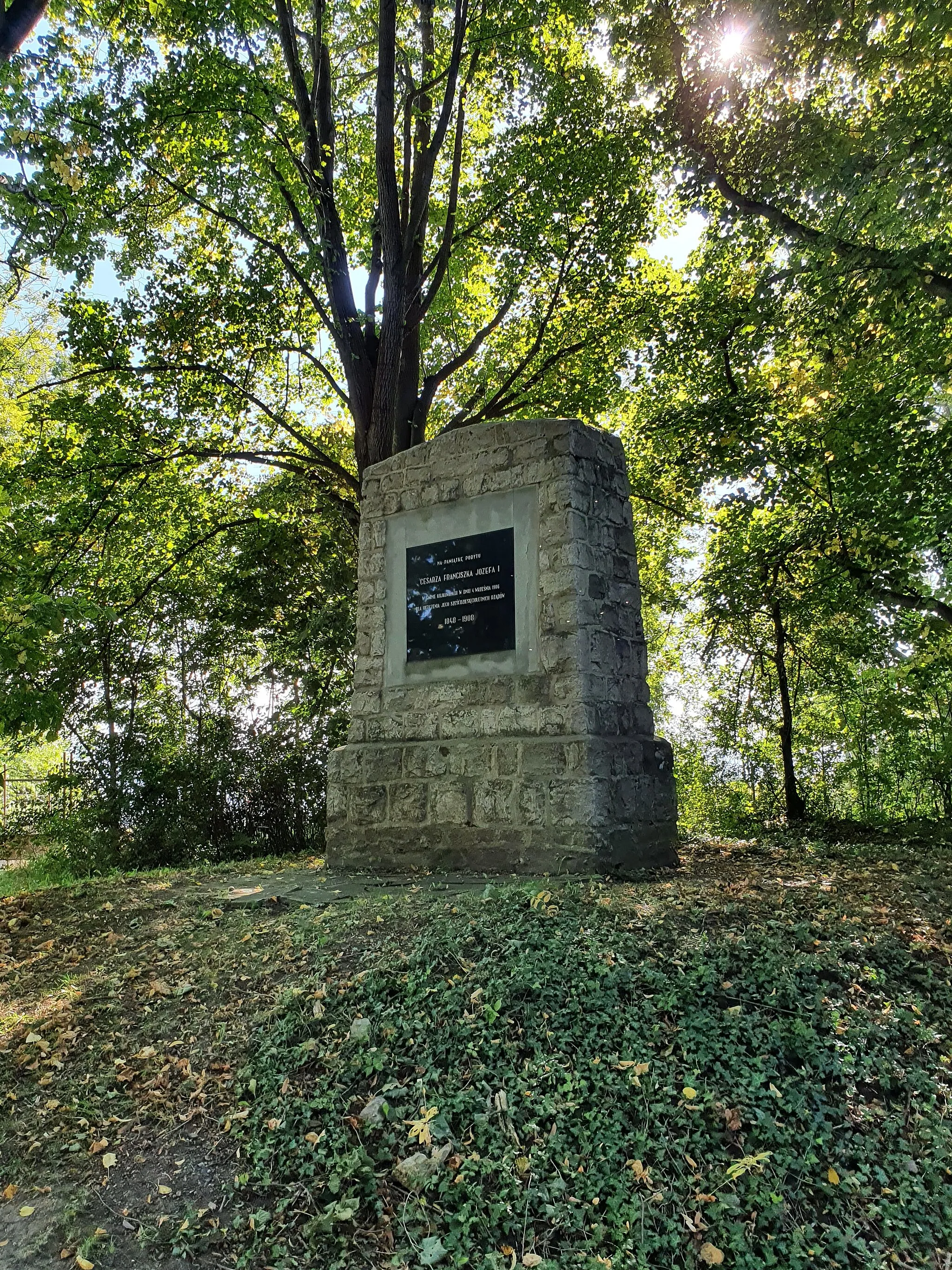 Photo showing: Kojkovice - vrch Hůrka. Pomník z roku 1908 (renovovaný roku 2010), připomínající návštěvu císaře Františka Josefa I. v obci dne 4. září 1906.