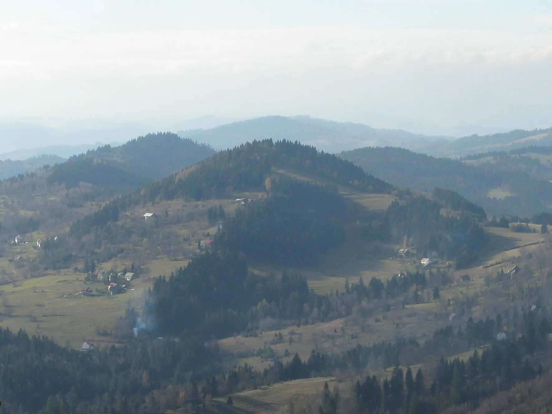 Photo showing: Skalanka (867 m n.p.m.) widziana z Rachowca.