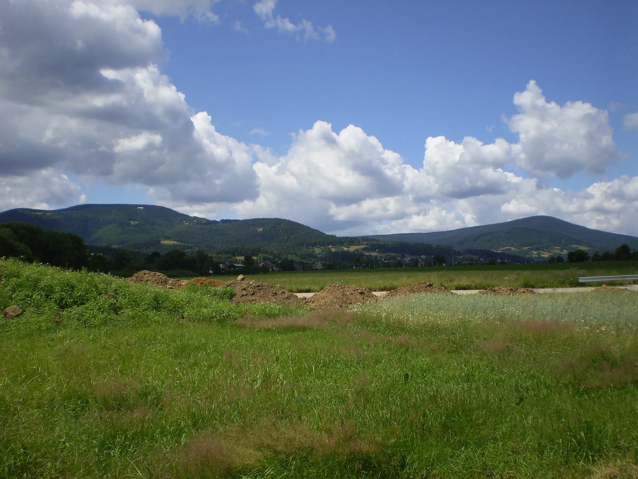 Photo showing: Moravian-Silesian Beskids, Czech Republic. In the right side is Ostrý, on the left side Kozubová.