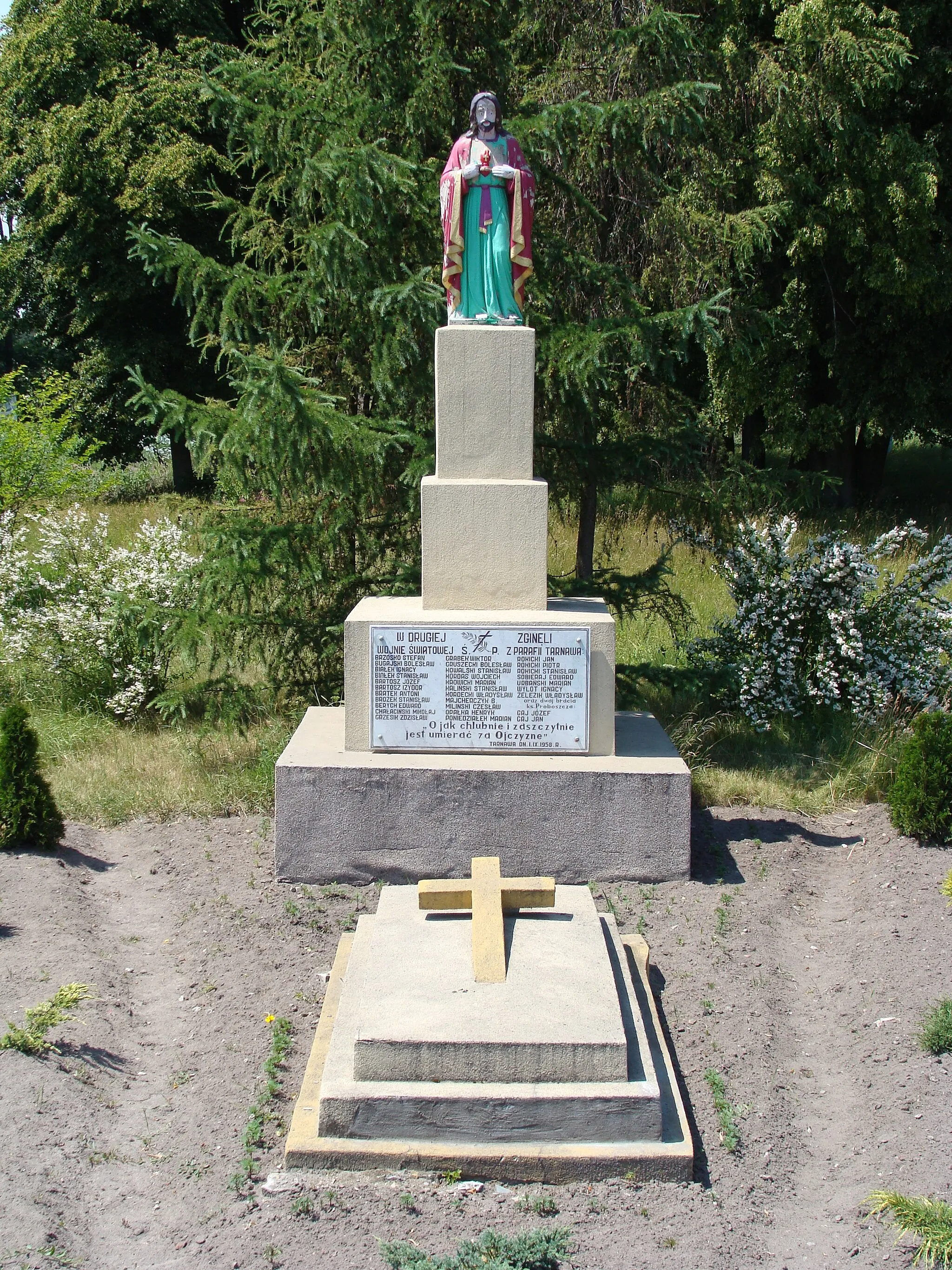 Photo showing: Tarnawa - Pomnik ku czci parafian poległych podczas II wojny światowej
