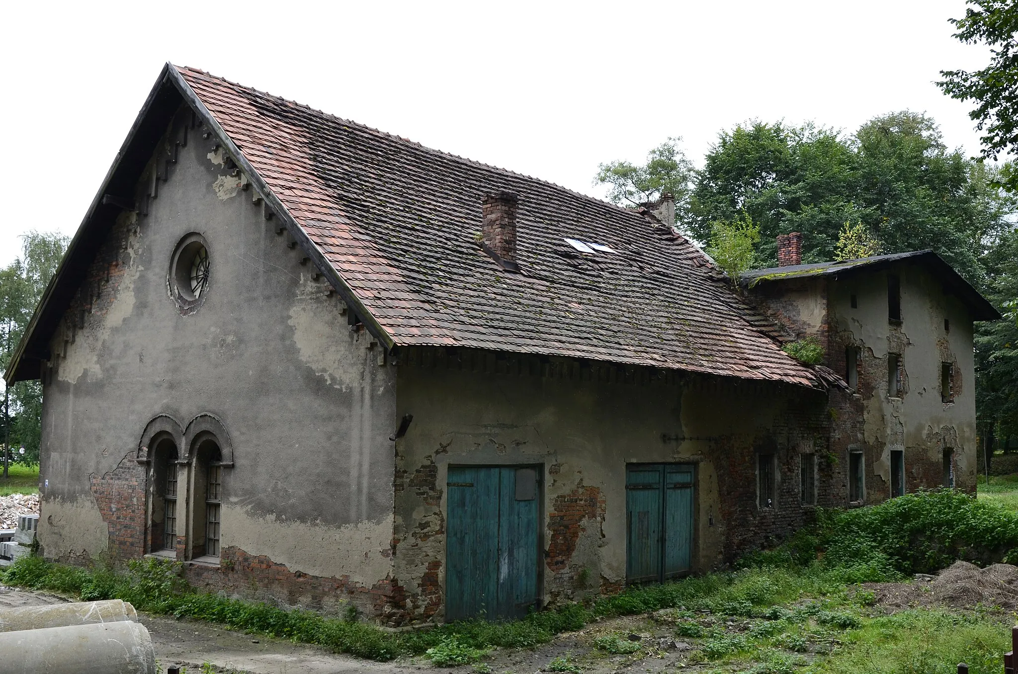 Photo showing: Zespół zabudowy Huty Paprockiej: budynek mieszkalno-administracyjny, budynek produkcyjny