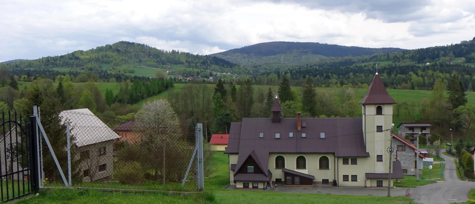 Photo showing: Widok na Wyczyszczon i Lachów Groń znad Kaplicy w Adamkach w Peweli Wielkiej