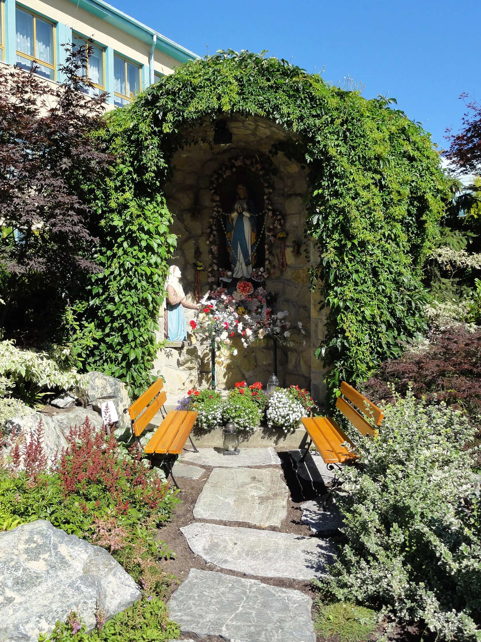 Photo showing: Kaplica maryjna przy kościele Matki Bożej Pocieszenia w Rybarzowicach