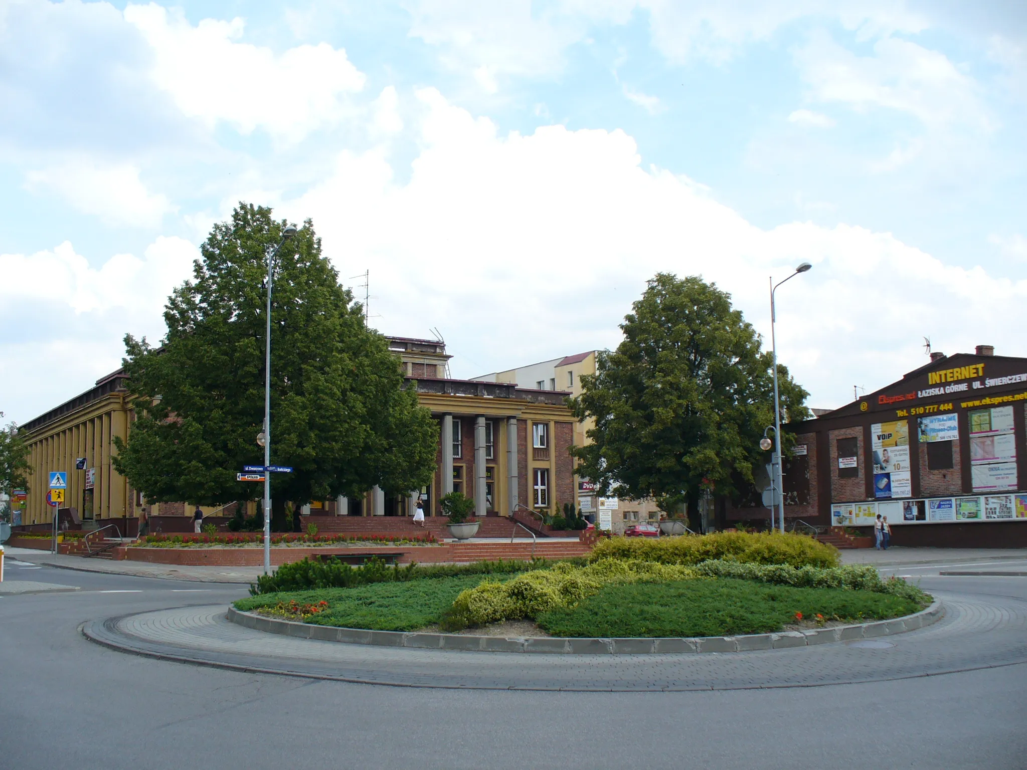 Photo showing: Ober Lazisk - Łaziska Górne. Rondo w centrum miasta, po lewej Miejski Dom Kultury