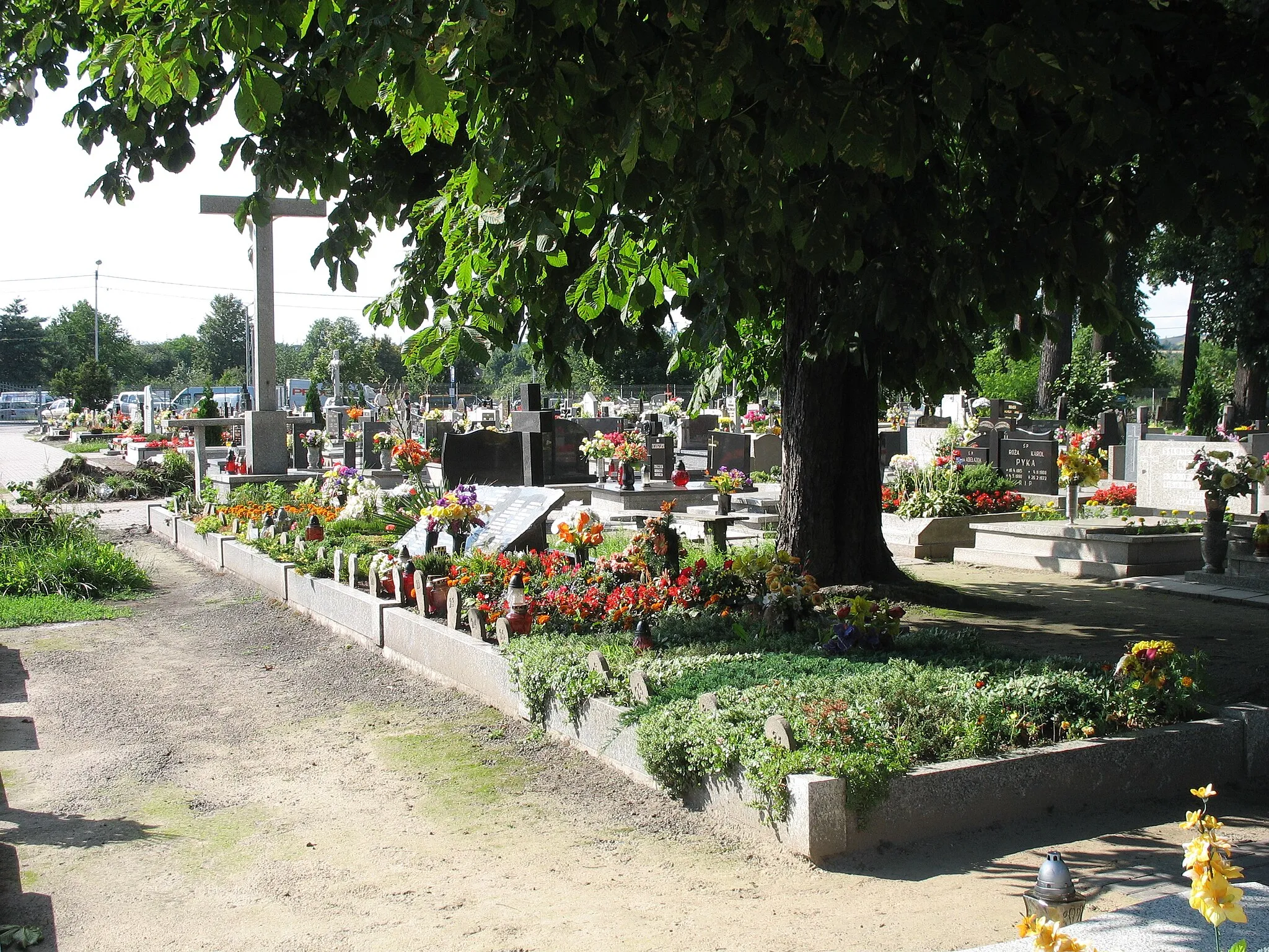 Photo showing: Odsłonięta 27.01.2005 roku tablica upamiętniająca mieszkańców Przyszowic, ofiary sowieckiejzbrodni w Przyszowicach