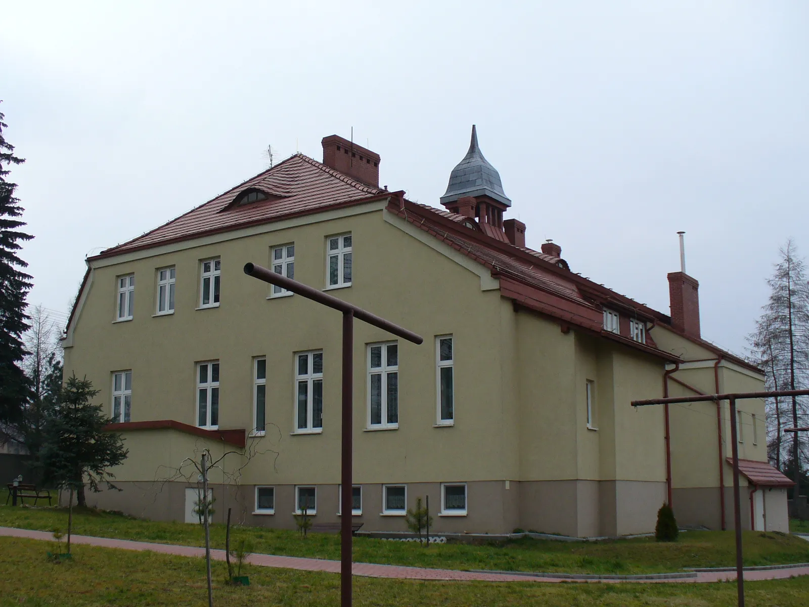 Photo showing: Bełk. Dawny szpital, obecnie dom spokojnej starości – po remoncie.