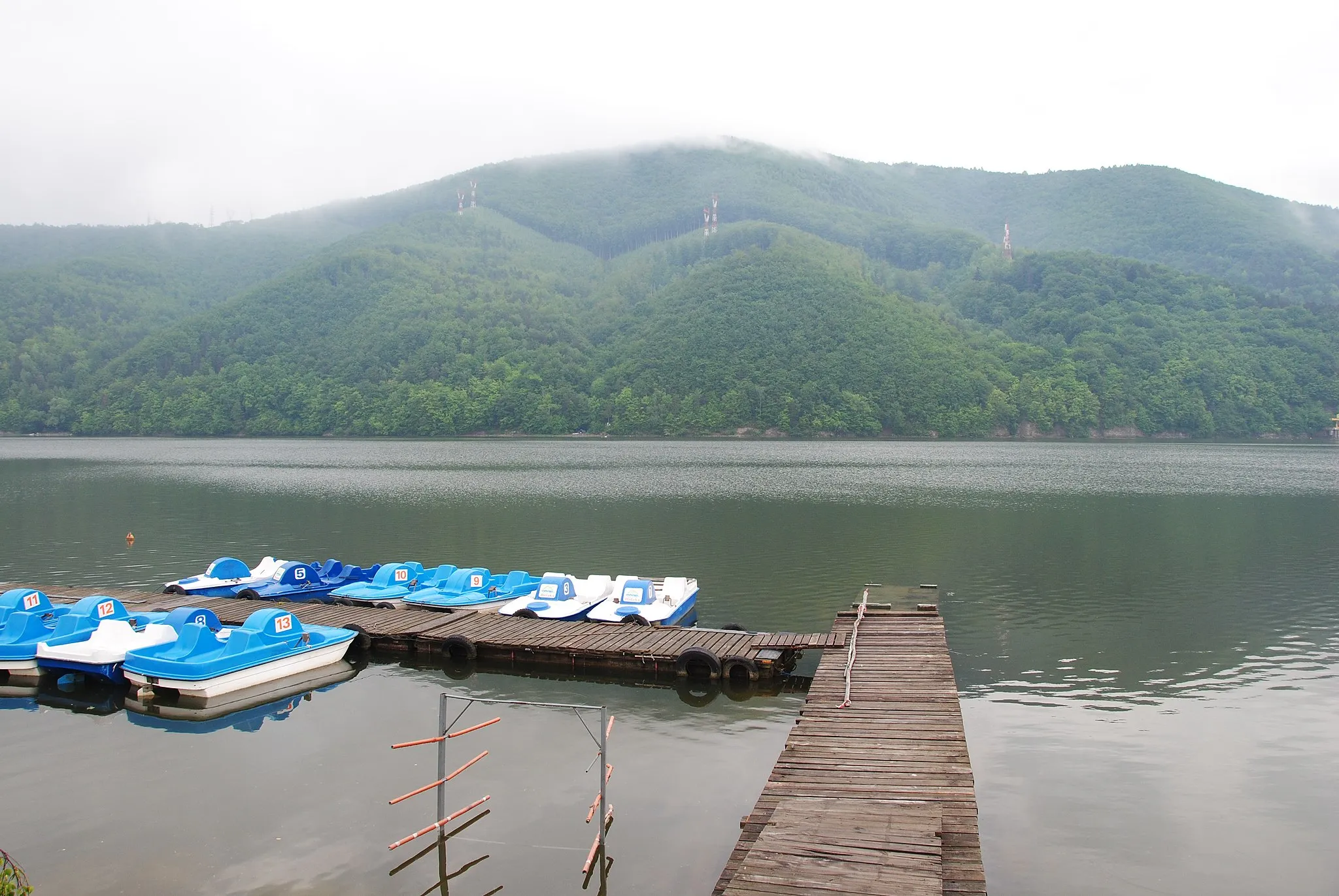 Photo showing: Joli lac calme et reposant au bord duquel se pratique la pêche à la ligne ainsi que certaines activités nautiques.