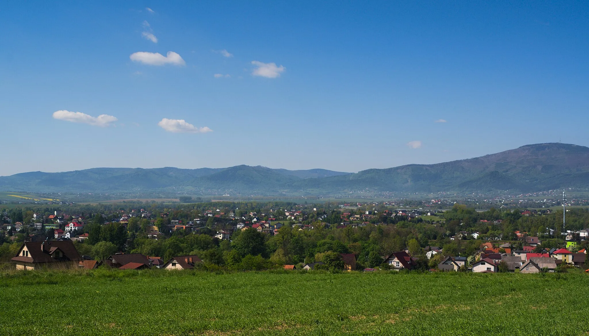 Photo showing: widok na Łodygowice z czerwonego szlaku (okolice ulicy Pod Groniem), z prawej Skrzyczne