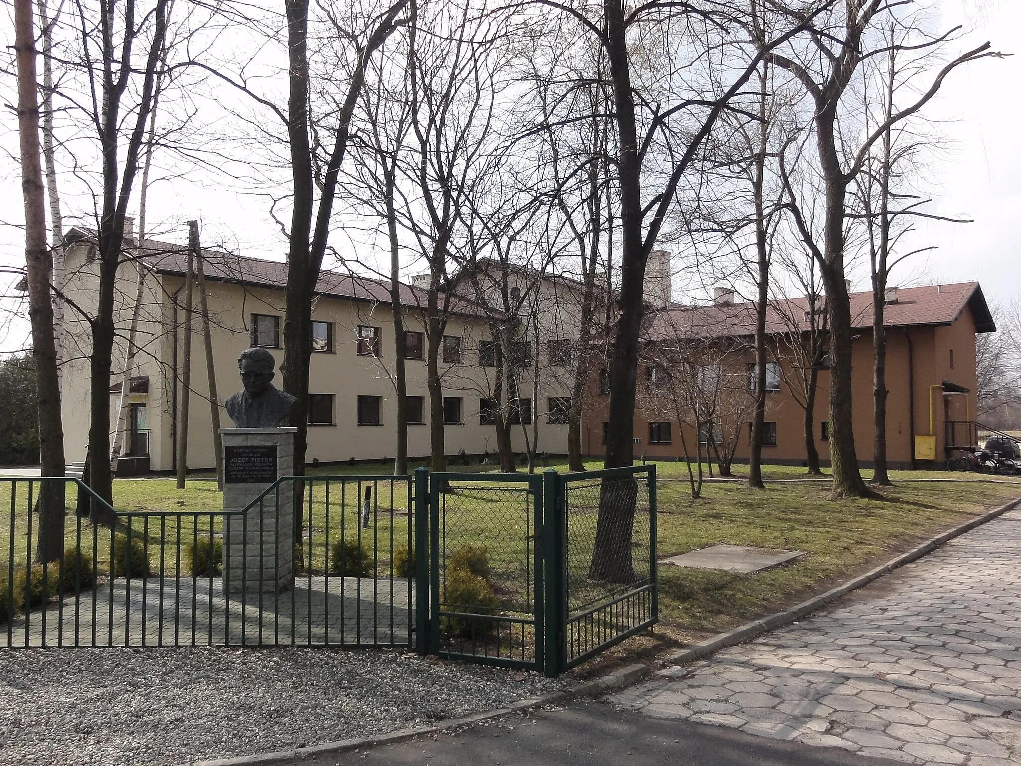 Photo showing: Elementary school and gymnasium in Ochaby