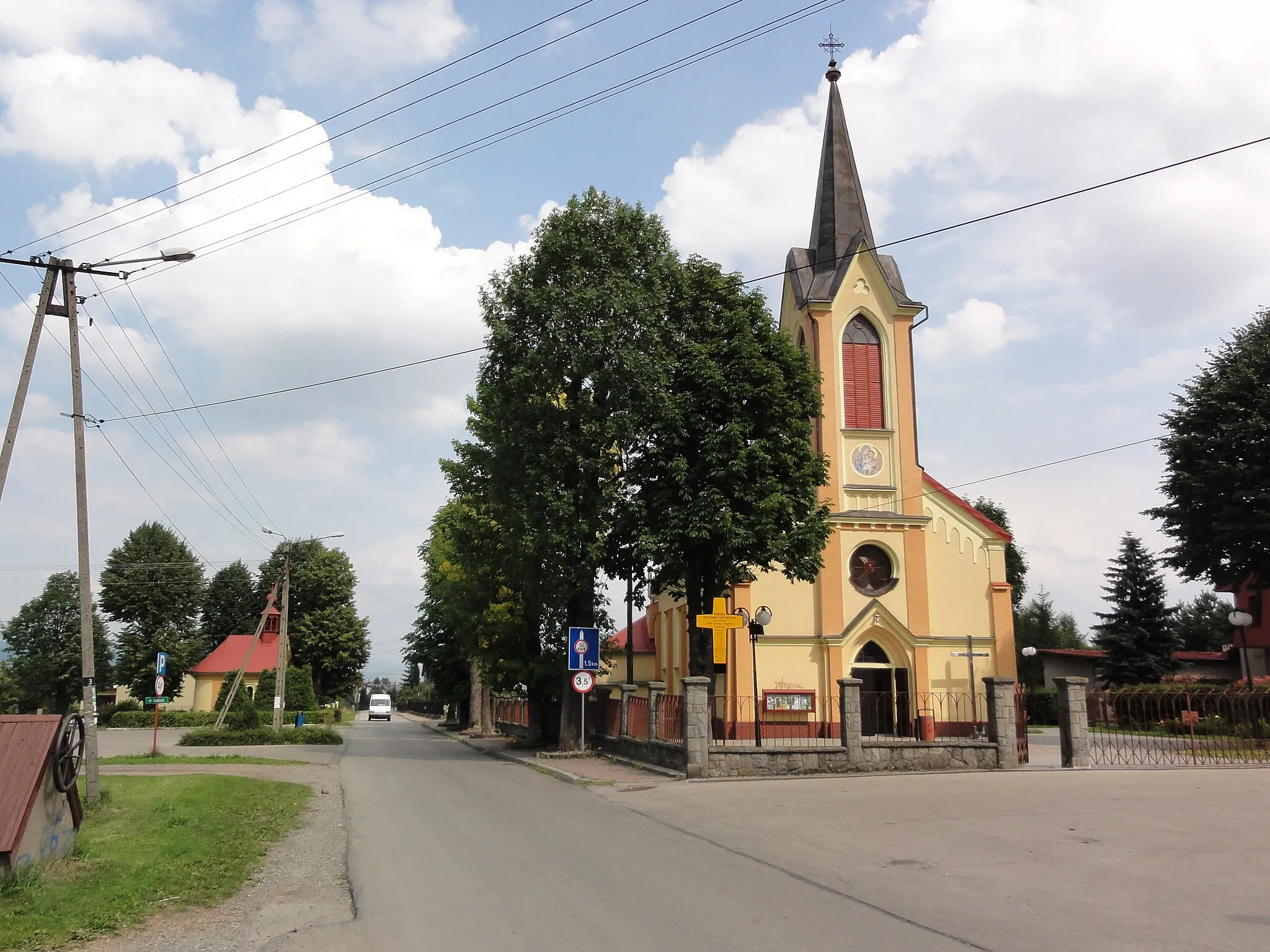 Photo showing: Kościół Matki Bożej Szkaplerznej i kaplica (w tyle po lewej) w Godziszce