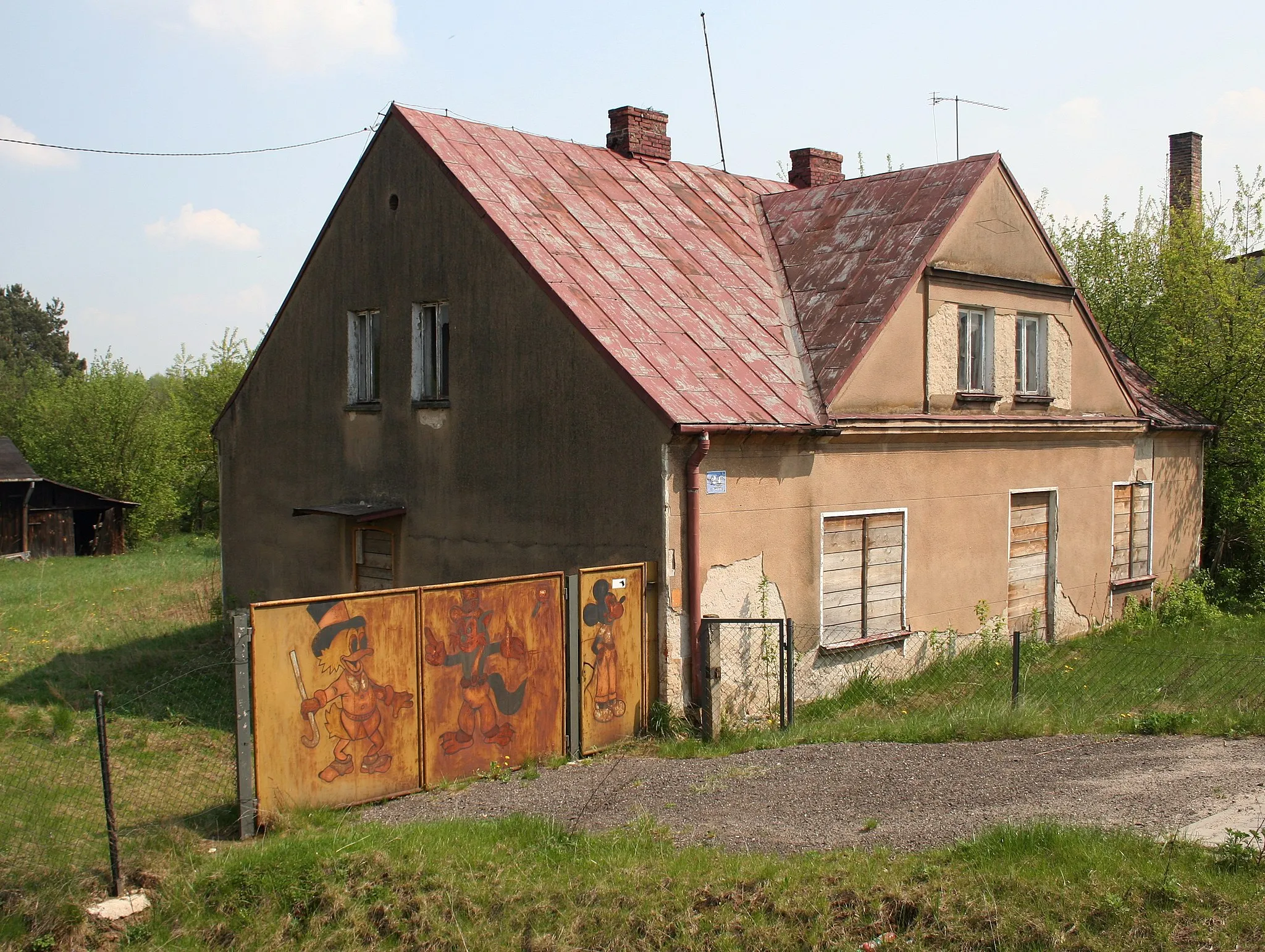 Photo showing: Budynek w miejscowości Zawady przy Liswarcie z rysunkami postaci Disneya na bramie, woj. śląskie, gmina Kłobuck