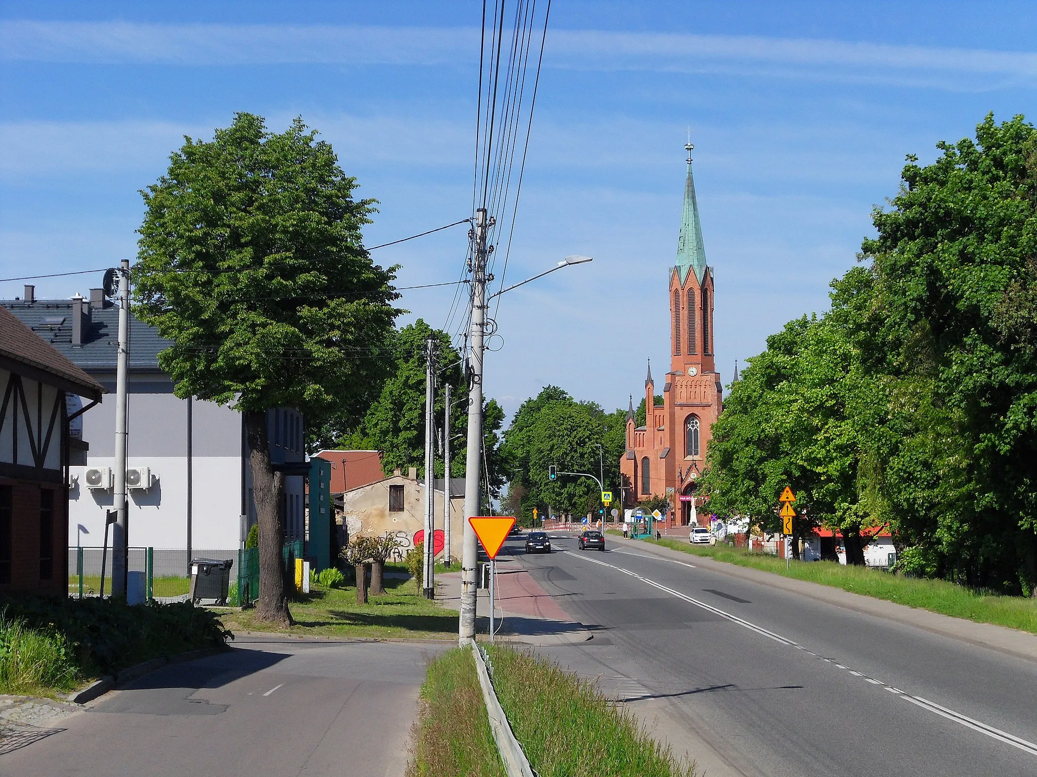 Photo showing: Rędziny near Częstochowa, Poland. View of Wolności street (National Road 91) and parish church