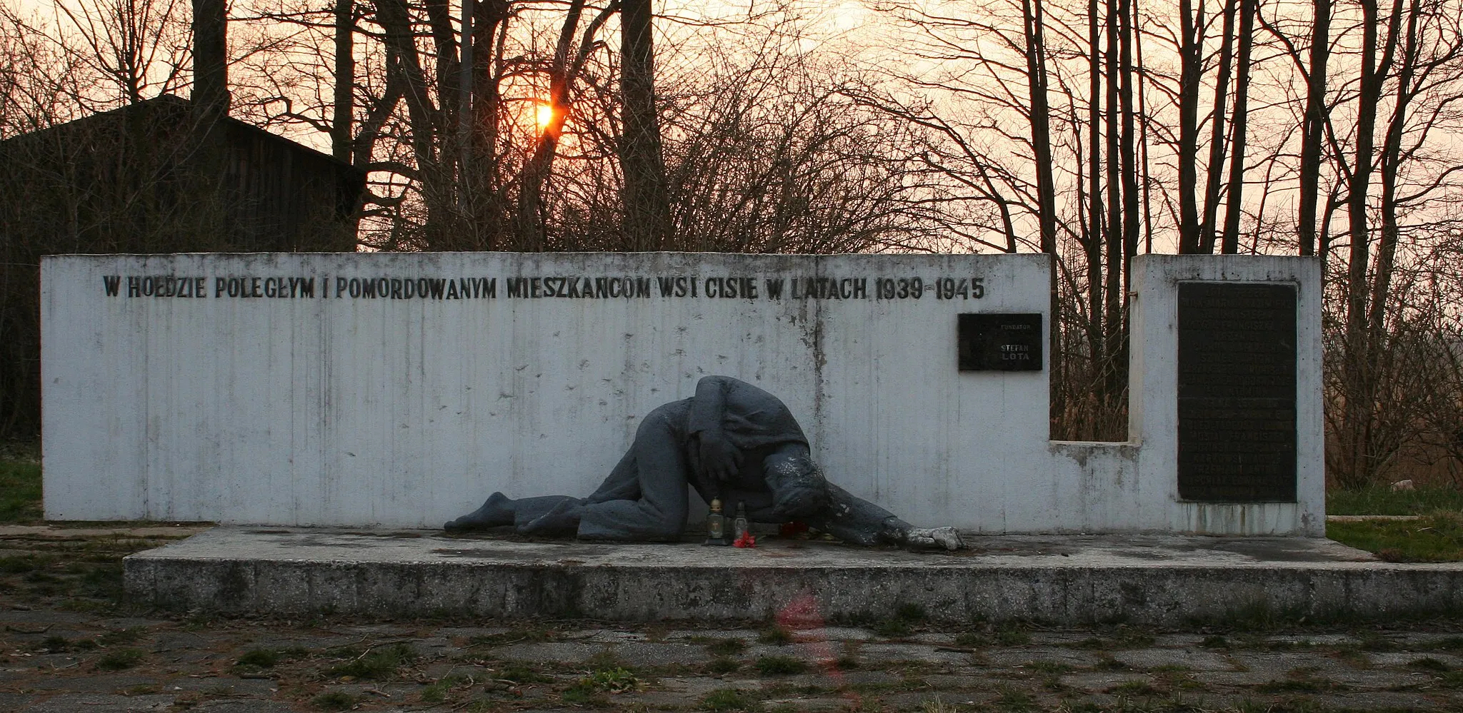 Photo showing: Pomnik poświęcony pomordowanym mieszkańcom miejscowości Cisie, gmina Blachownia, powiat kłobucki, województwo śląskie